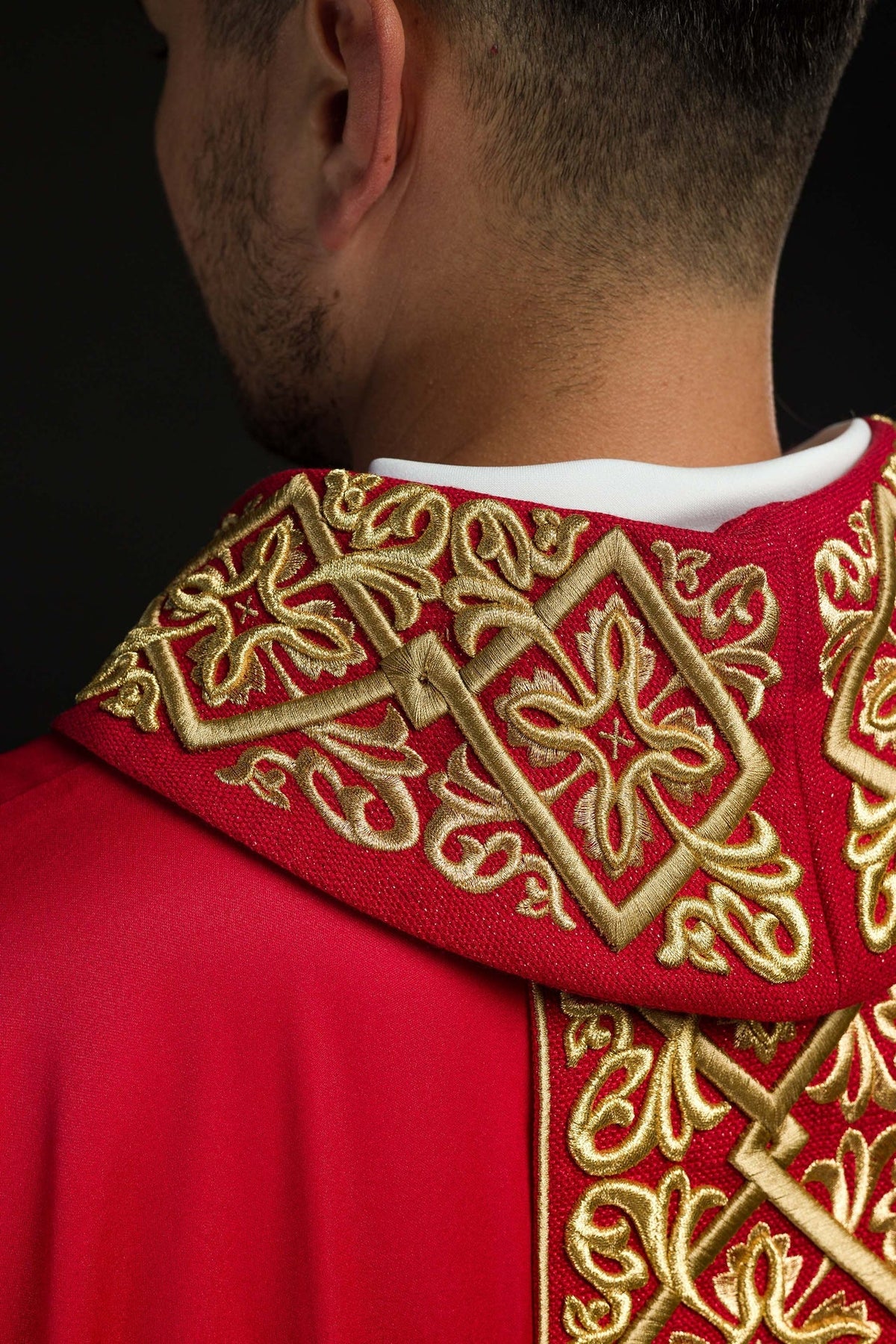 Ornat Liturgiczny Czerwony z Haftem Florystycznym i Krzyżami - SZATYLITURGICZNE.PL