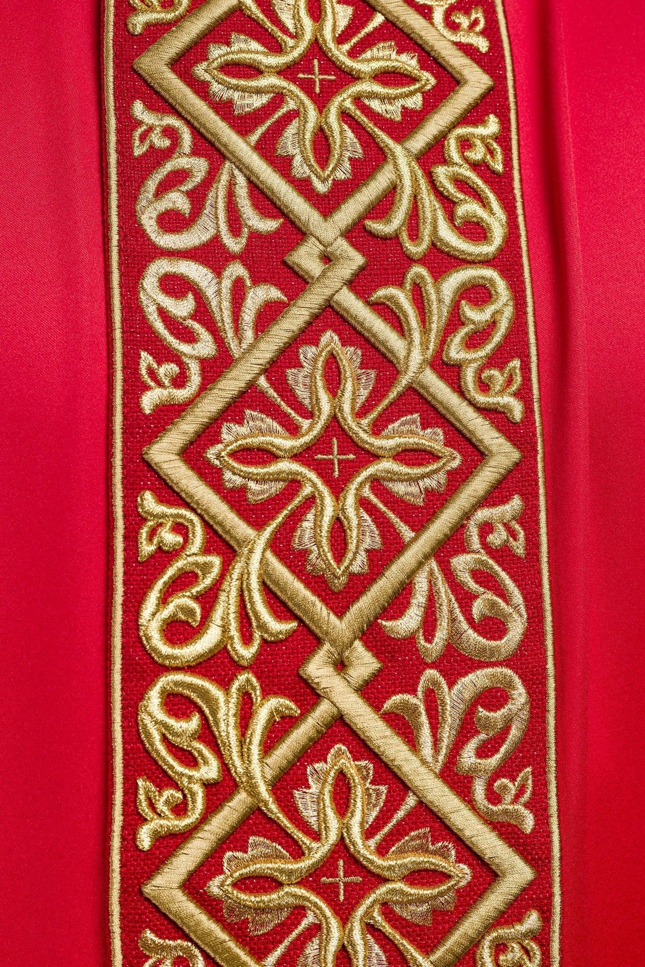 Ornat Liturgiczny Czerwony z Haftem Florystycznym i Krzyżami - SZATYLITURGICZNE.PL
