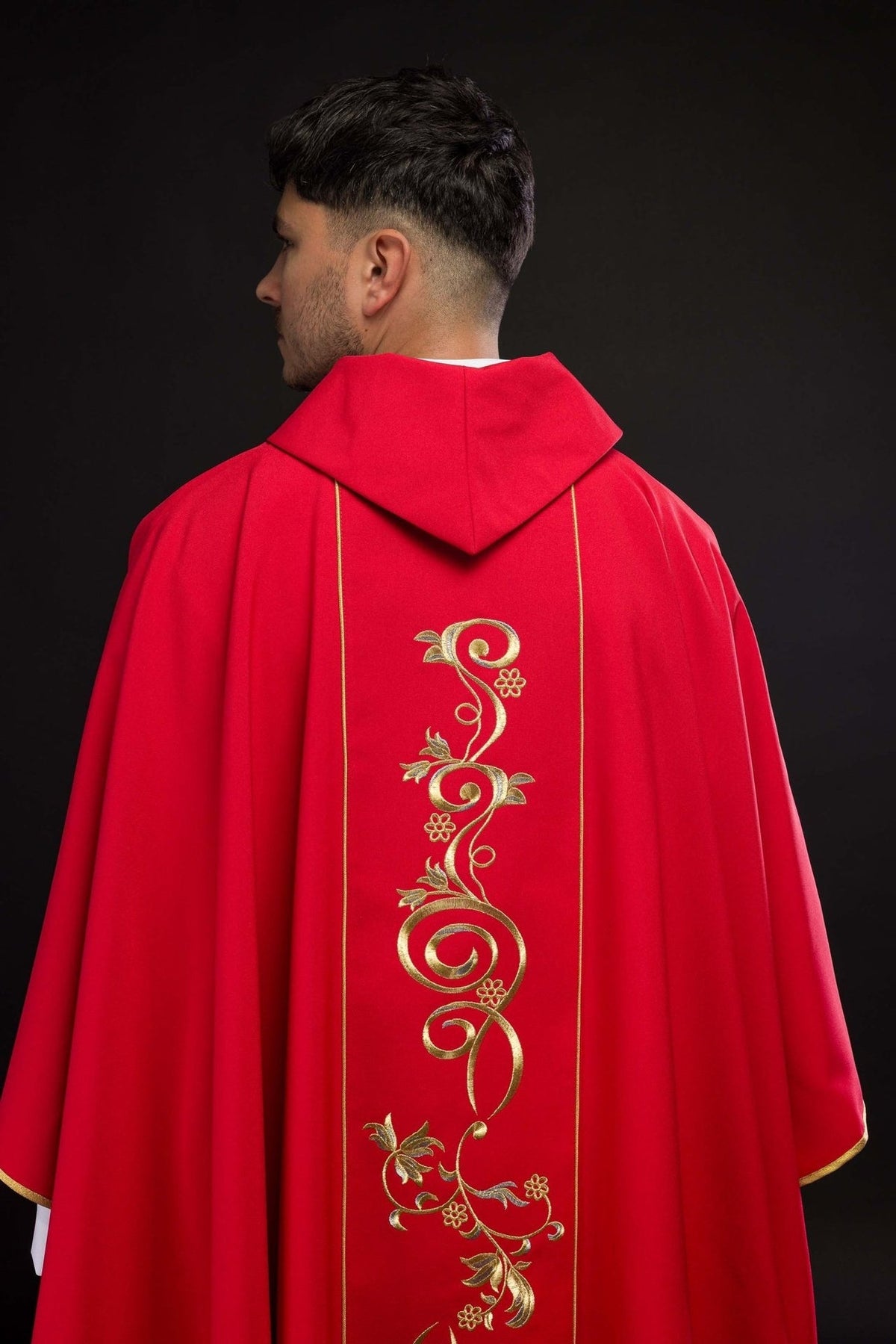 Ornat Liturgiczny Czerwony z Haftem IHS - Złota Lamówka i Stuła - SZATYLITURGICZNE.PL