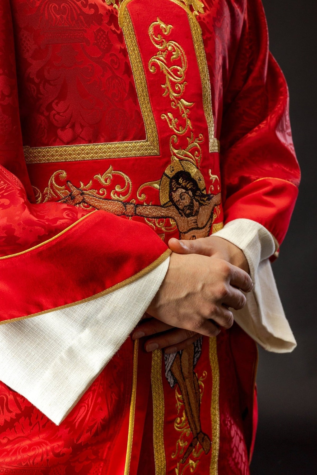 Ornat Liturgiczny Czerwony z Haftem Jezusa Chrystusa - Polski Producent - SZATYLITURGICZNE.PL