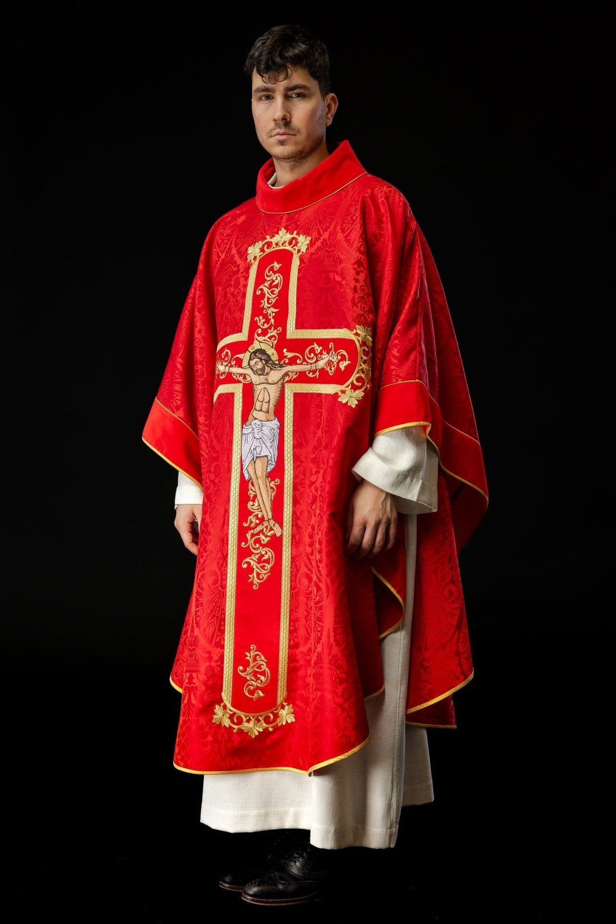 Ornat Liturgiczny Czerwony z Haftem Jezusa Chrystusa - Polski Producent - SZATYLITURGICZNE.PL
