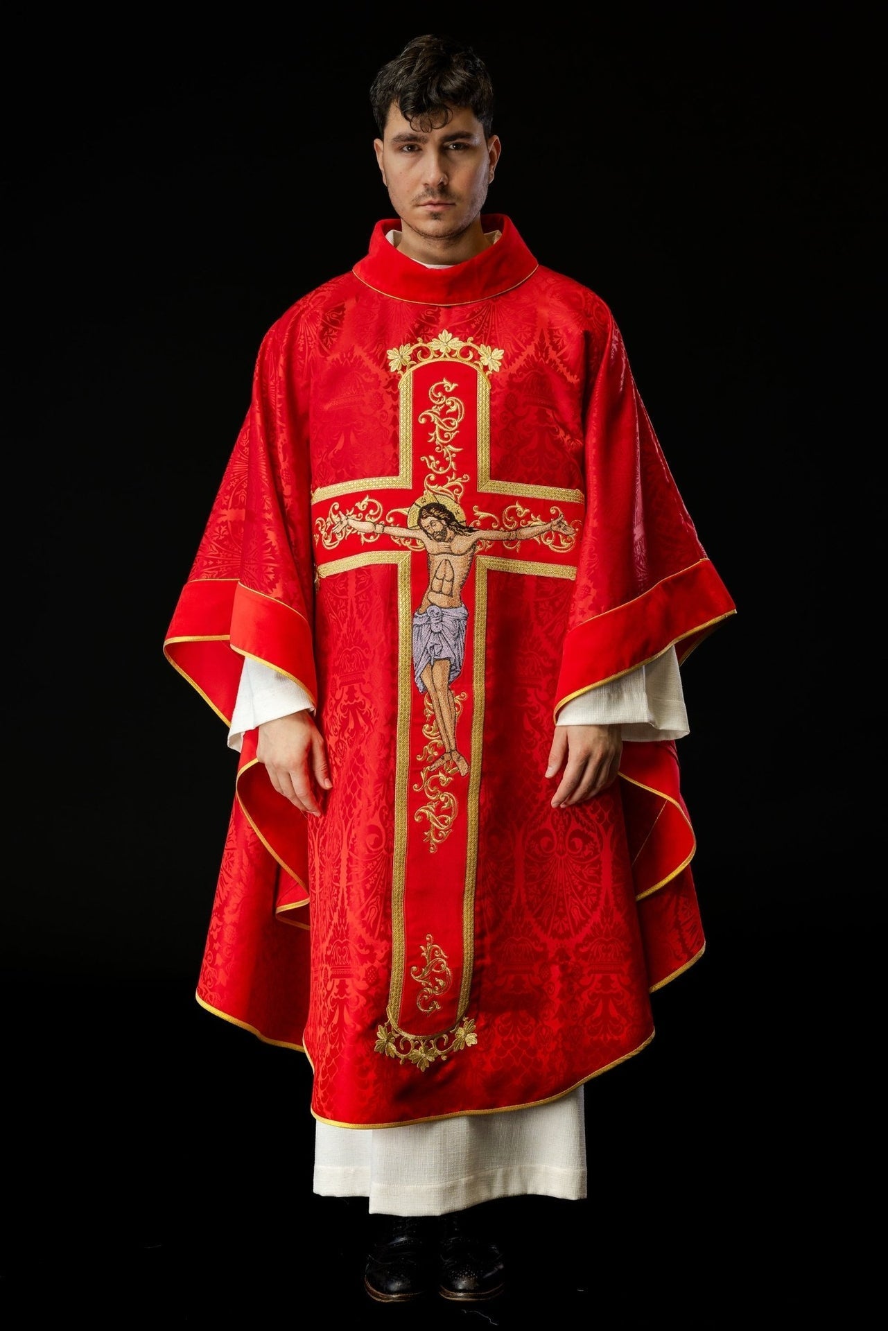 Ornat Liturgiczny Czerwony z Haftem Jezusa Chrystusa - Polski Producent - SZATYLITURGICZNE.PL