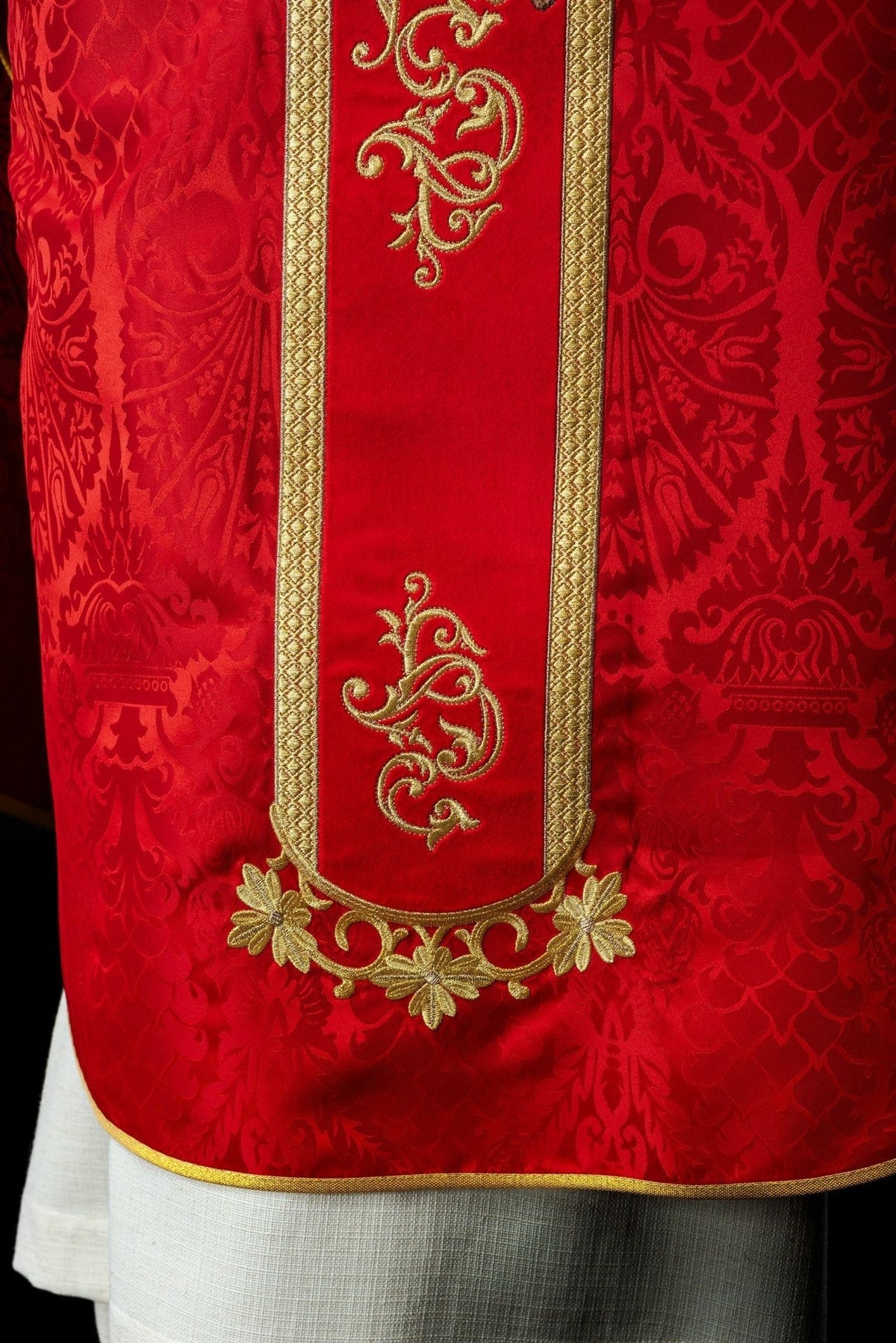 Ornat Liturgiczny Czerwony z Haftem Jezusa Chrystusa - Polski Producent - SZATYLITURGICZNE.PL