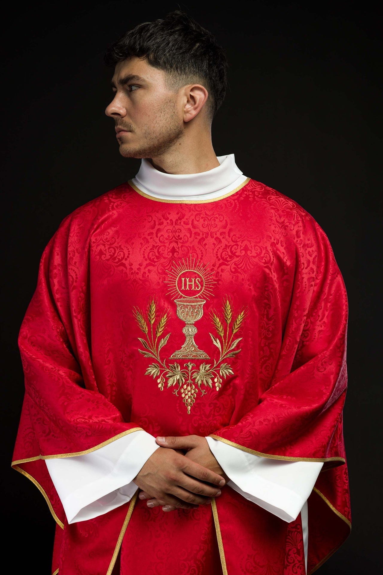 Ornat Liturgiczny Czerwony z Haftem Kielicha i Hostii na Żakardzie - SZATYLITURGICZNE.PL