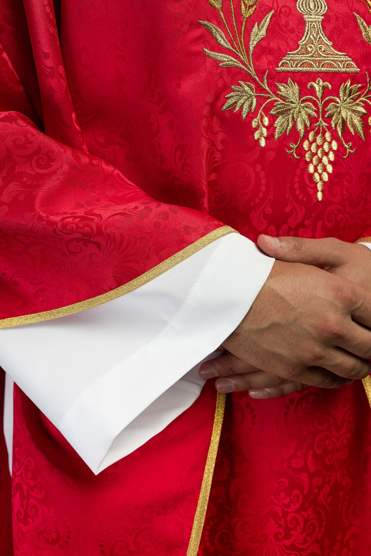 Ornat Liturgiczny Czerwony z Haftem Kielicha i Hostii na Żakardzie - SZATYLITURGICZNE.PL