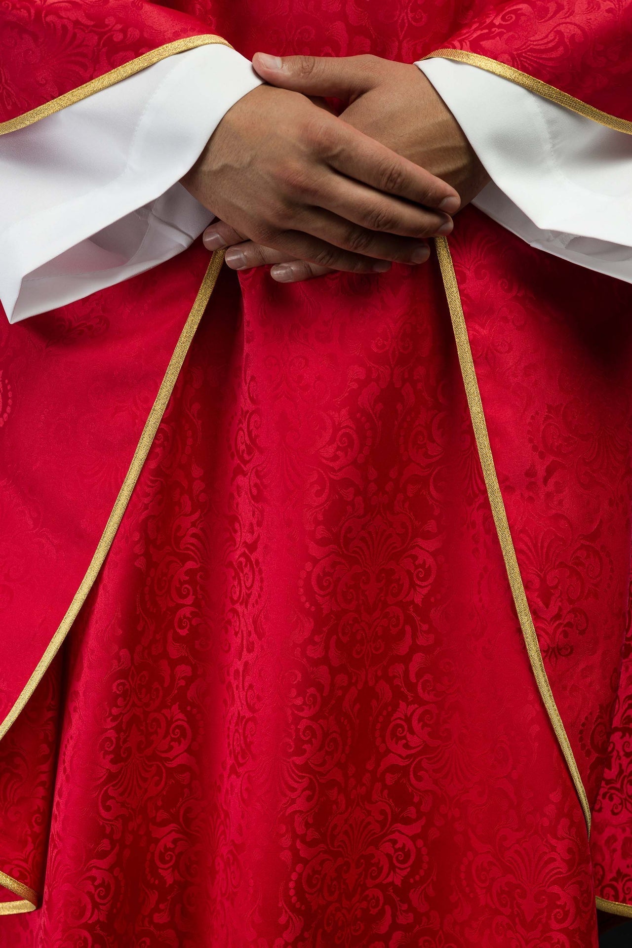 Ornat Liturgiczny Czerwony z Haftem Kielicha i Hostii na Żakardzie - SZATYLITURGICZNE.PL