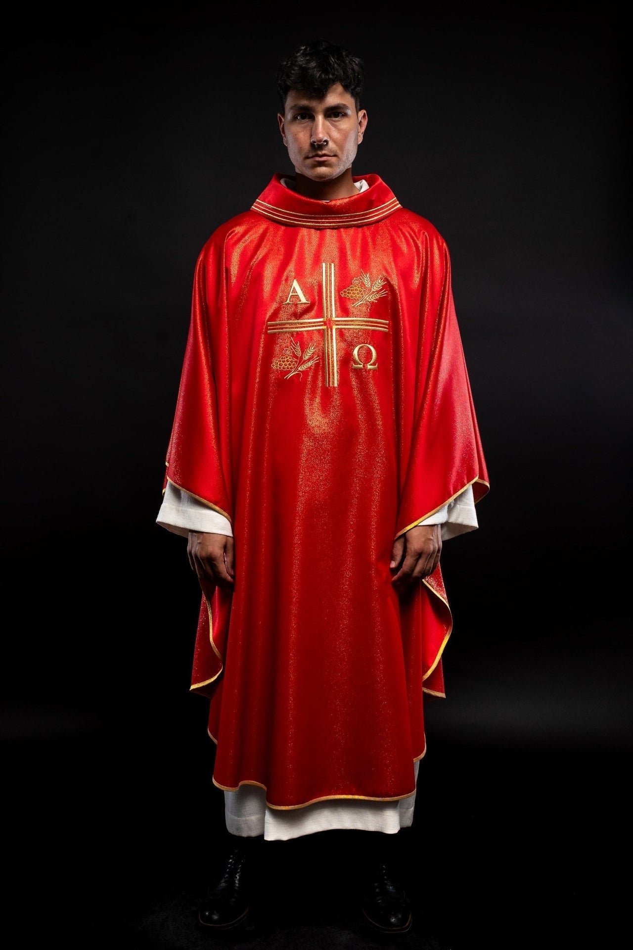 Ornat Liturgiczny Czerwony z Haftem Krzyża, Alfa i Omega - Kłosy - SZATYLITURGICZNE.PL