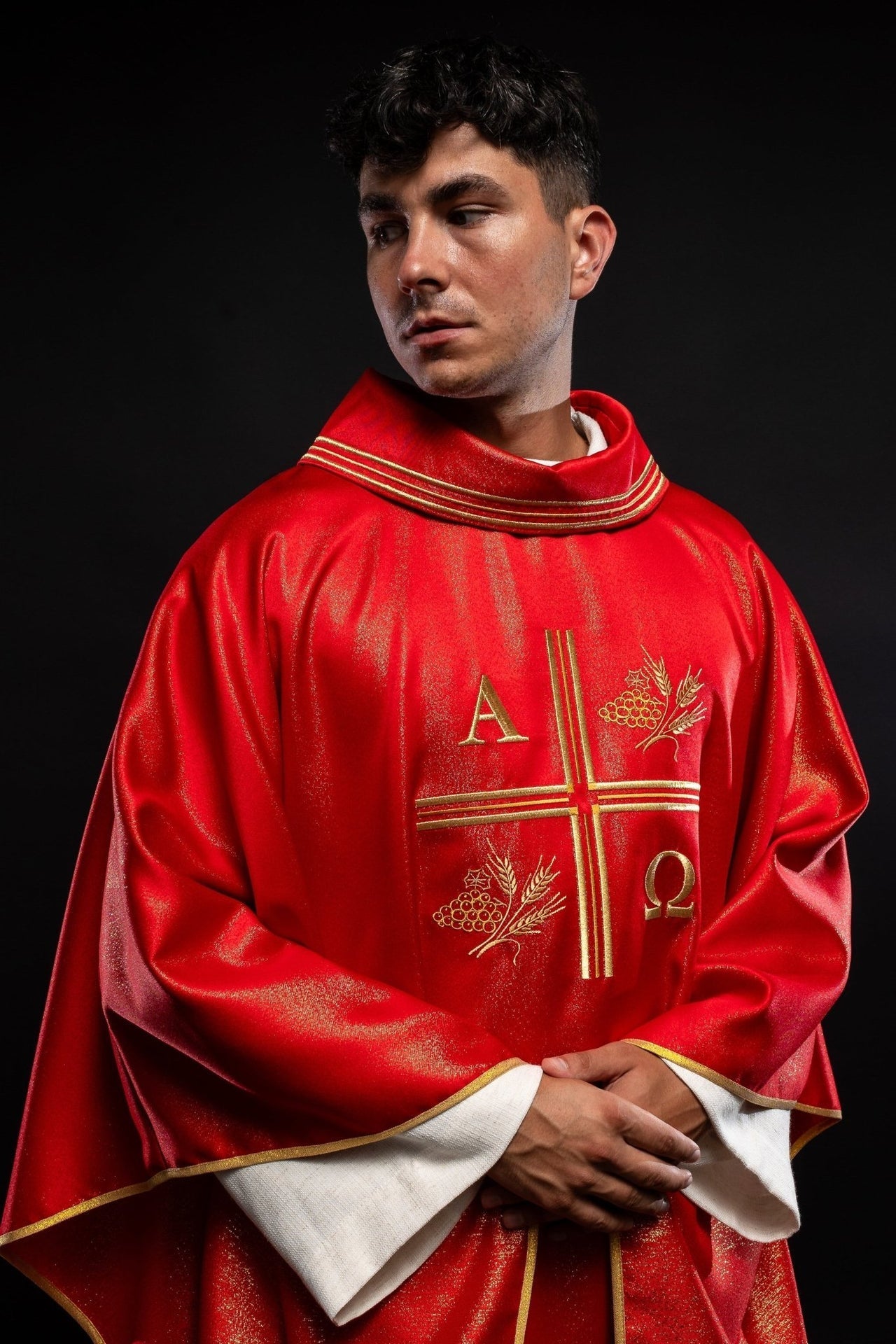 Ornat Liturgiczny Czerwony z Haftem Krzyża, Alfa i Omega - Kłosy - SZATYLITURGICZNE.PL