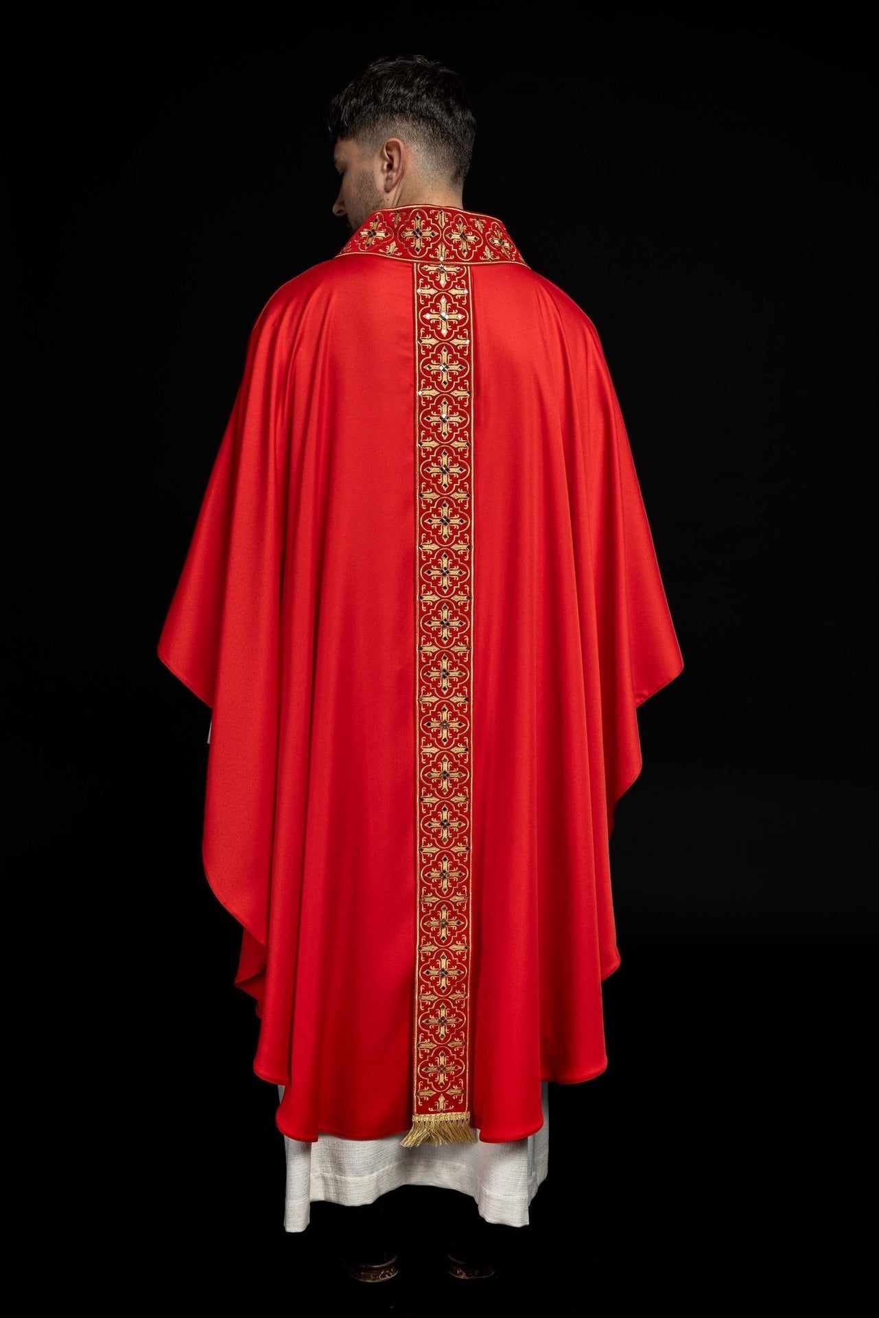 Ornat Liturgiczny Czerwony z Haftem Krzyża i Kamieniami - SZATYLITURGICZNE.PL