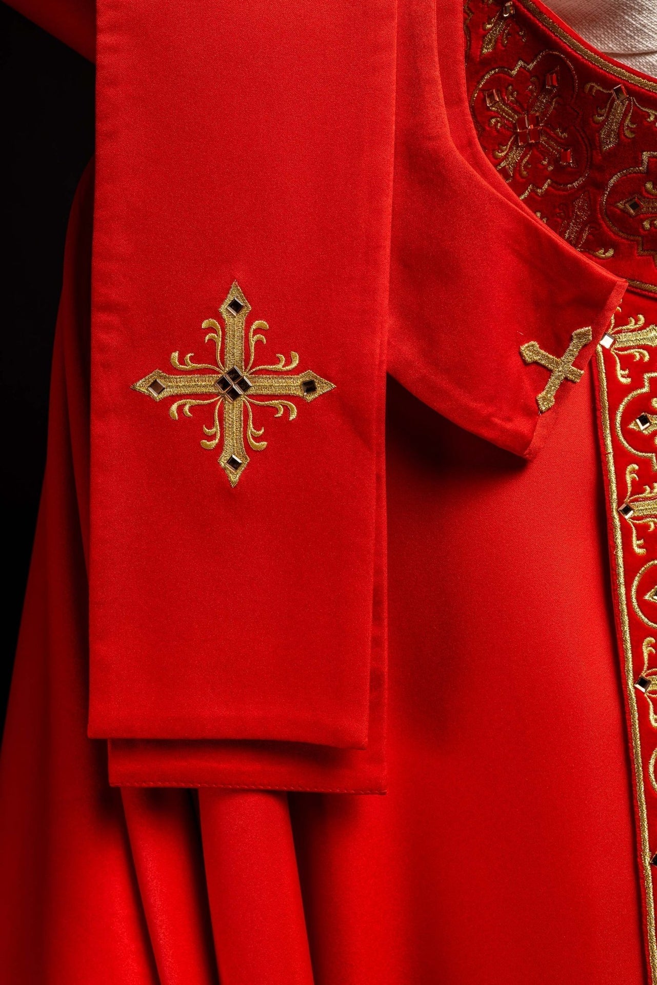 Ornat Liturgiczny Czerwony z Haftem Krzyża i Kamieniami - SZATYLITURGICZNE.PL