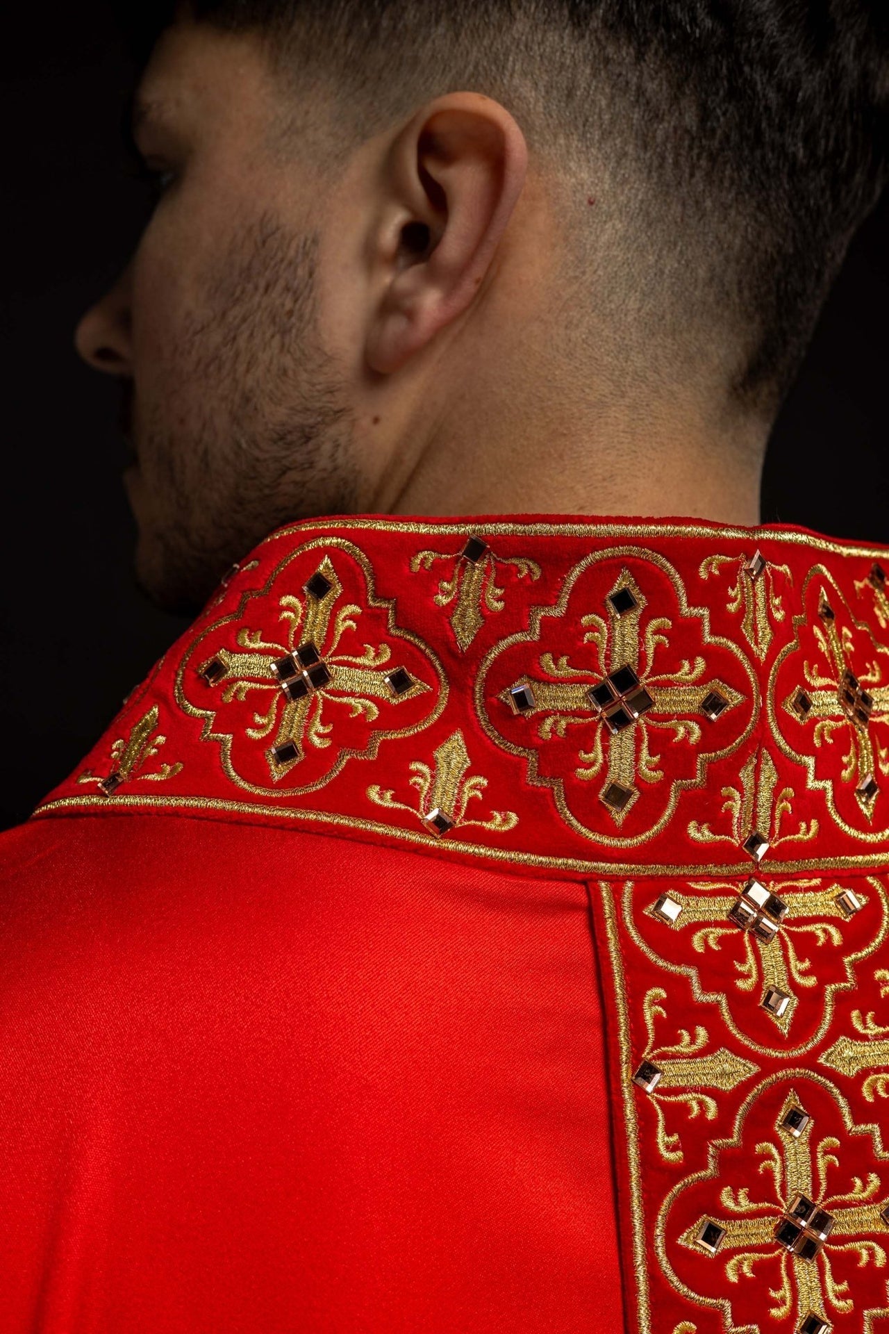 Ornat Liturgiczny Czerwony z Haftem Krzyża i Kamieniami - SZATYLITURGICZNE.PL