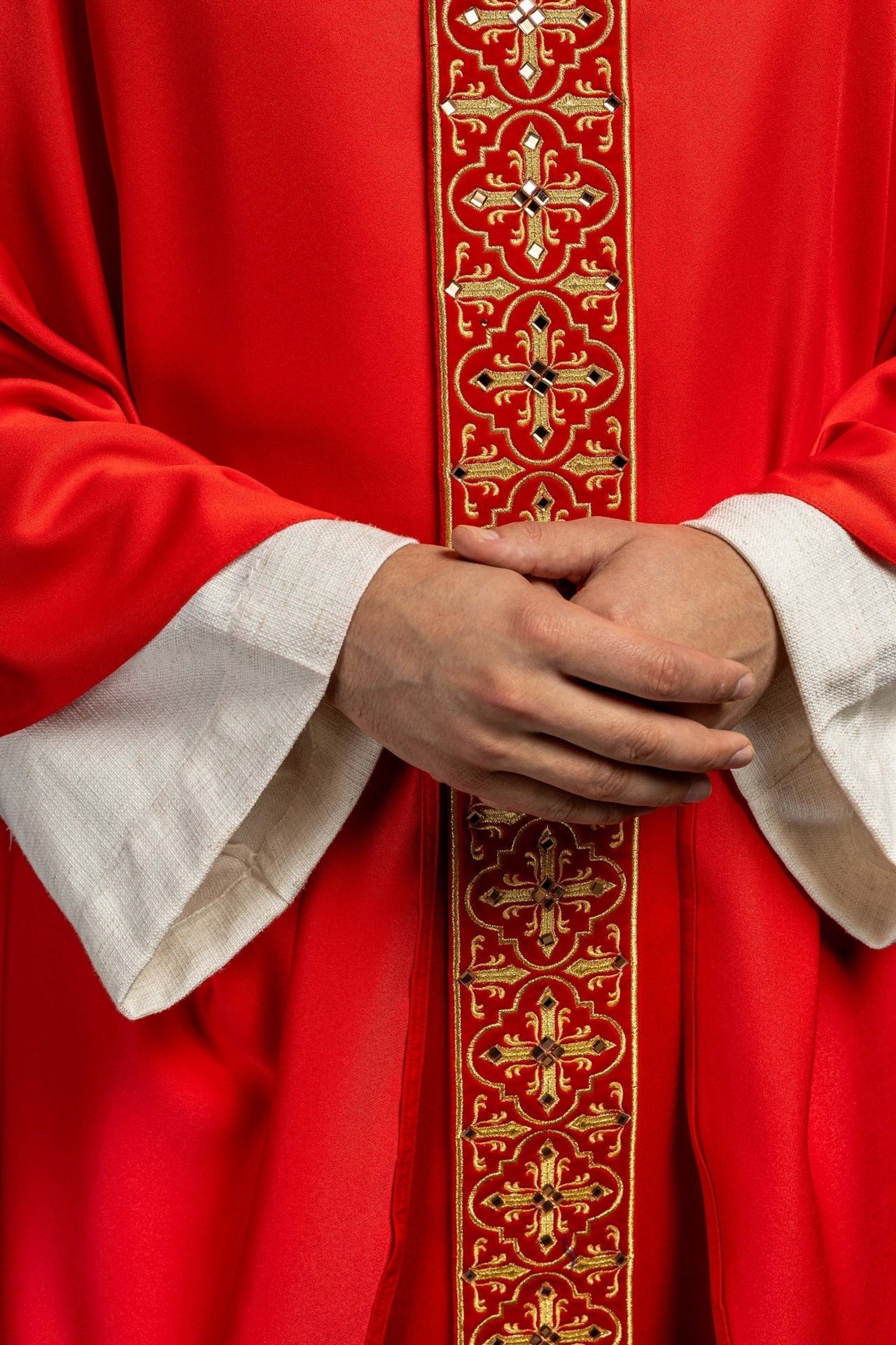 Ornat Liturgiczny Czerwony z Haftem Krzyża i Kamieniami - SZATYLITURGICZNE.PL