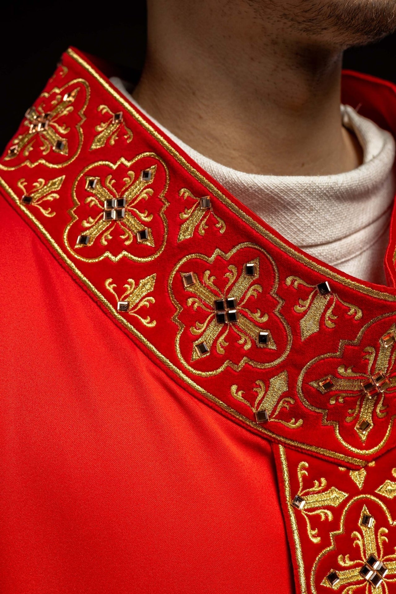 Ornat Liturgiczny Czerwony z Haftem Krzyża i Kamieniami - SZATYLITURGICZNE.PL