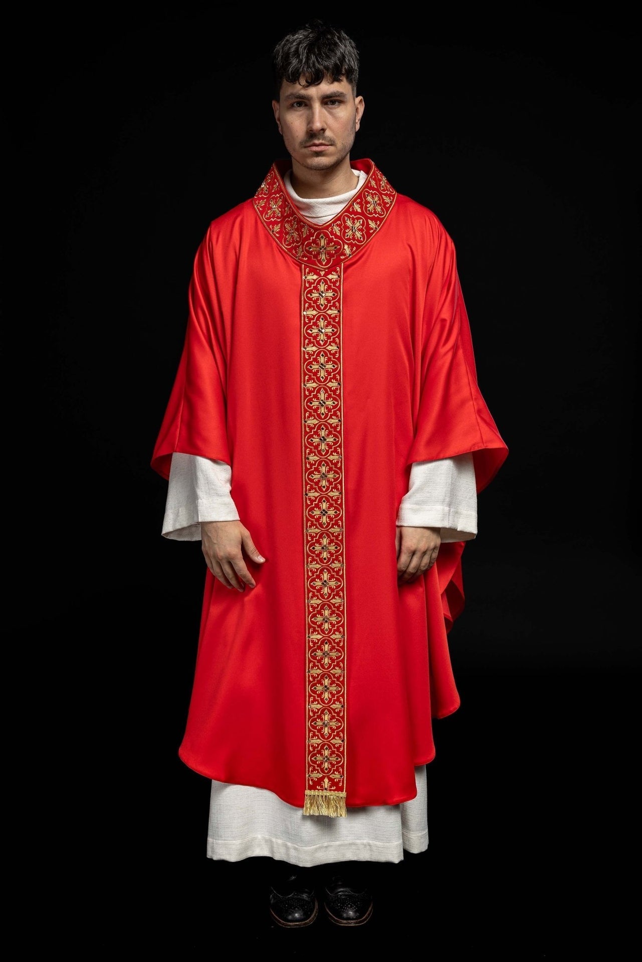 Ornat Liturgiczny Czerwony z Haftem Krzyża i Kamieniami - SZATYLITURGICZNE.PL