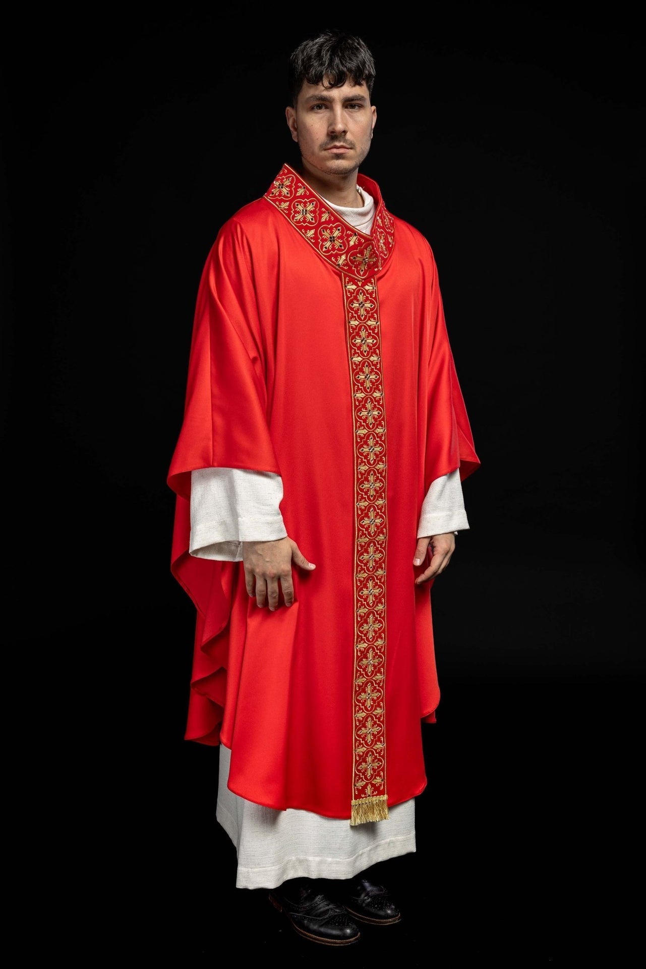 Ornat Liturgiczny Czerwony z Haftem Krzyża i Kamieniami - SZATYLITURGICZNE.PL