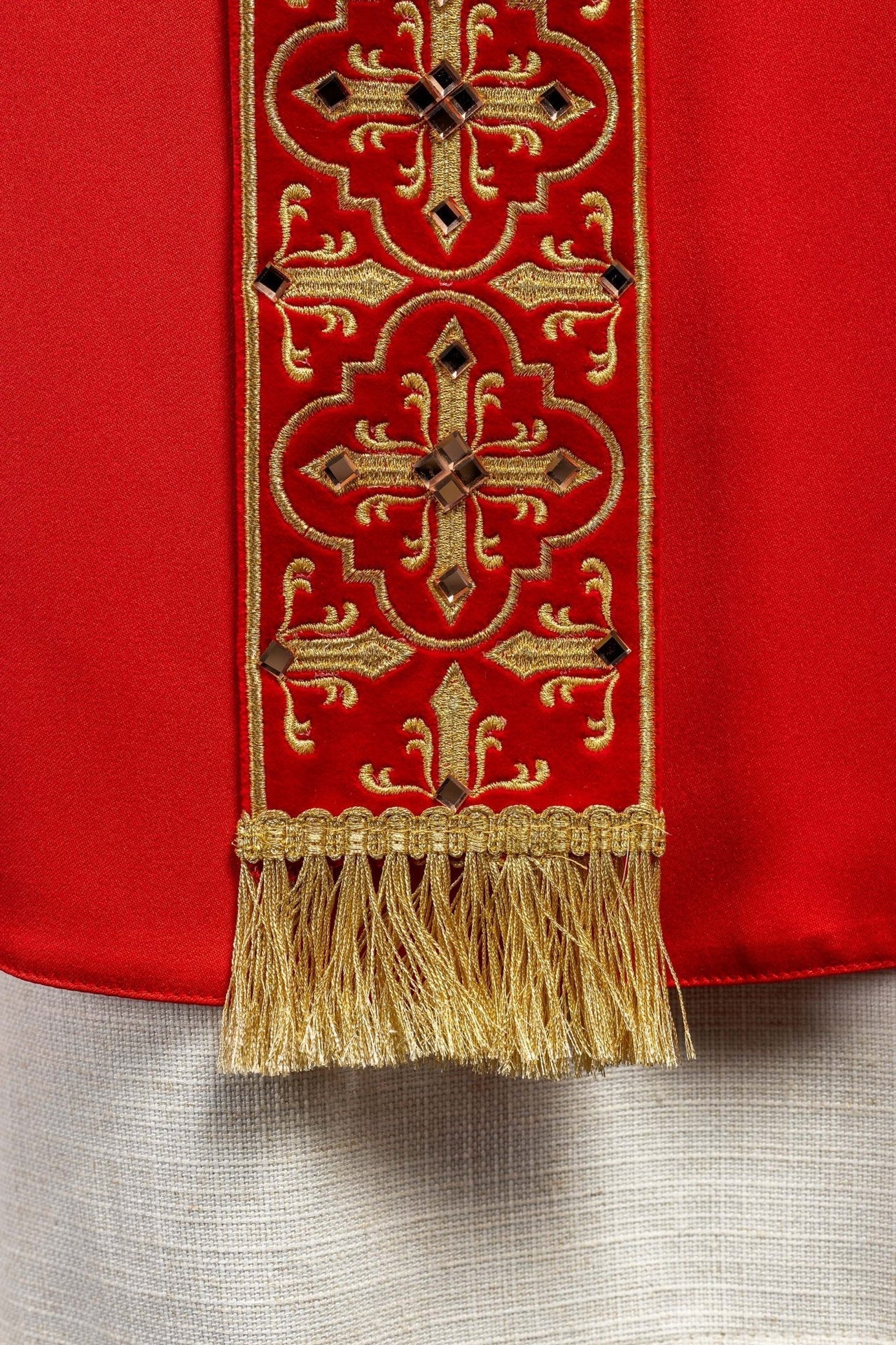 Ornat Liturgiczny Czerwony z Haftem Krzyża i Kamieniami - SZATYLITURGICZNE.PL
