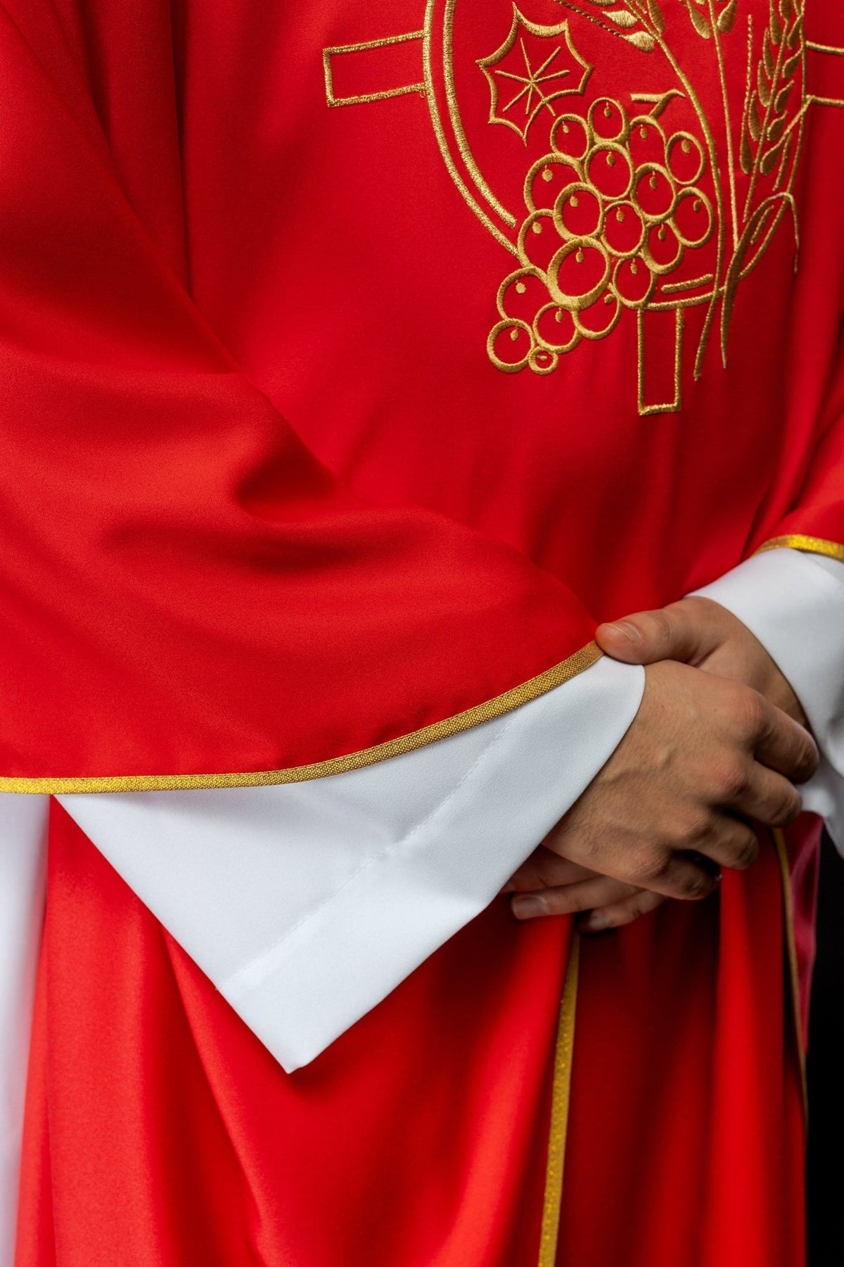 Ornat Liturgiczny Czerwony z Haftem Krzyża i Kłosów - Polska Produkcja - SZATYLITURGICZNE.PL