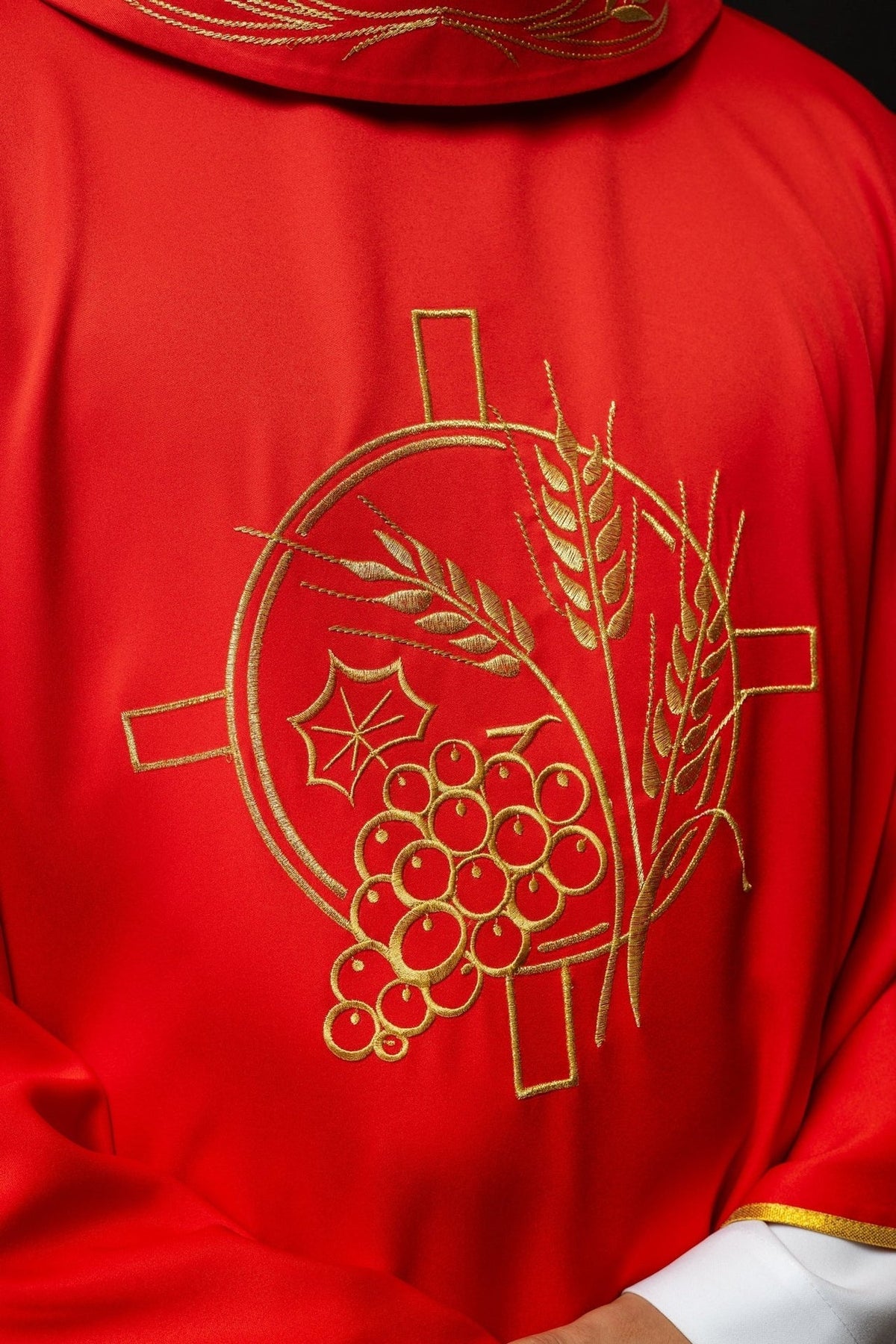 Ornat Liturgiczny Czerwony z Haftem Krzyża i Kłosów - Polska Produkcja - SZATYLITURGICZNE.PL