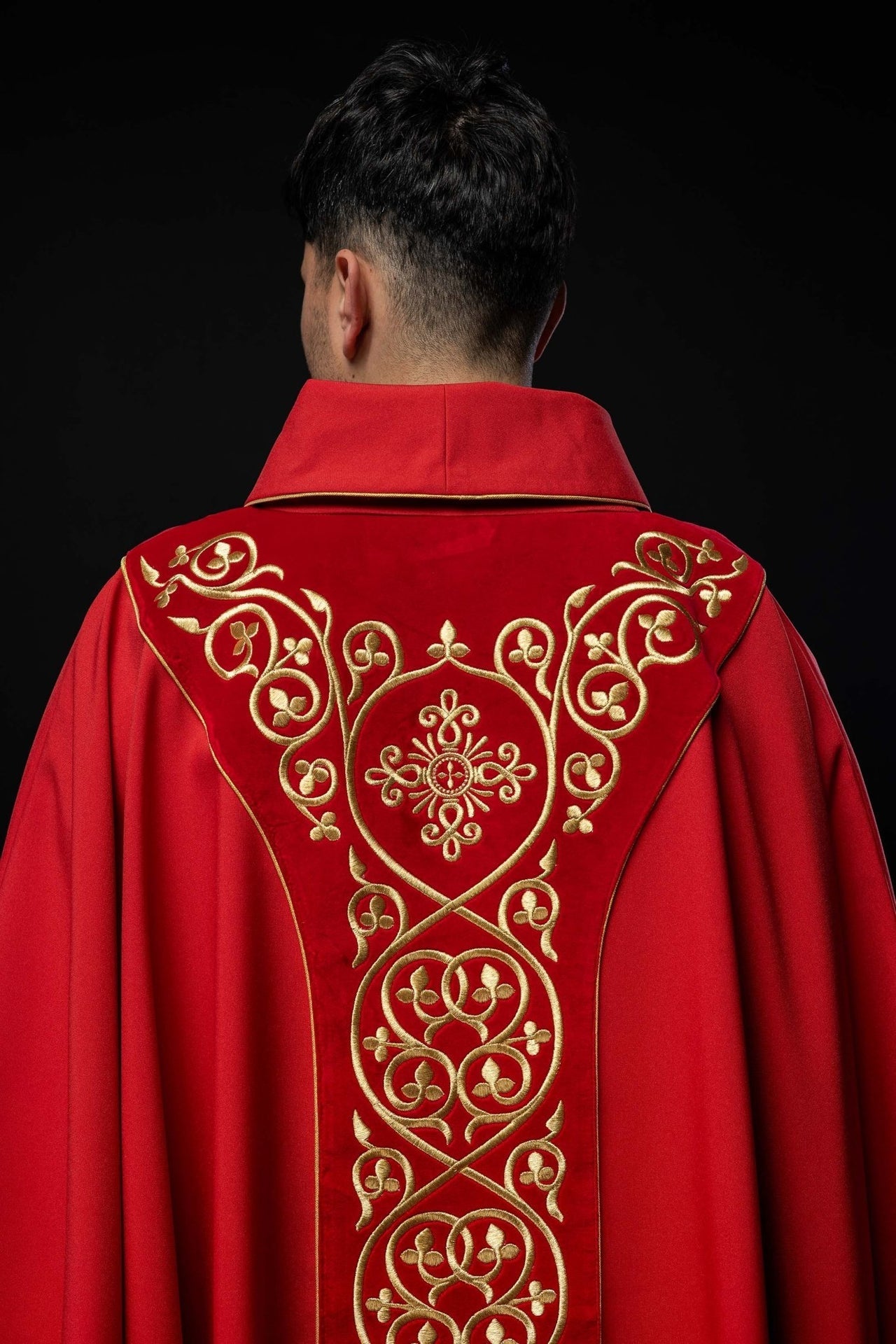 Ornat Liturgiczny Czerwony z Haftem na Aksamicie i Złotą Lamówką - SZATYLITURGICZNE.PL