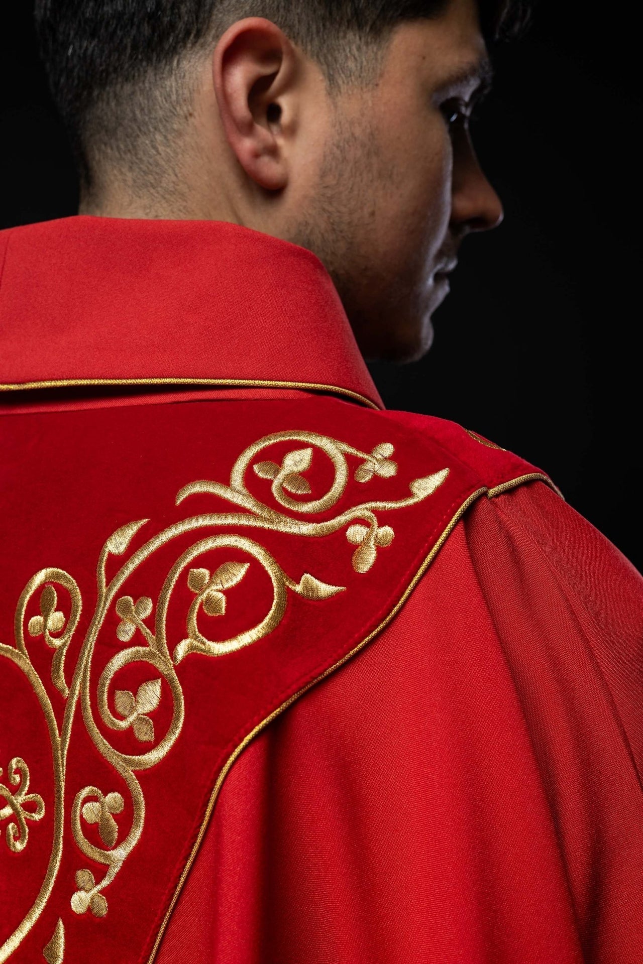 Ornat Liturgiczny Czerwony z Haftem na Aksamicie i Złotą Lamówką - SZATYLITURGICZNE.PL