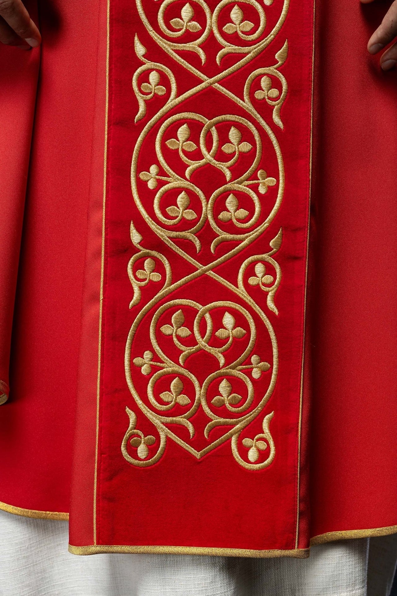 Ornat Liturgiczny Czerwony z Haftem na Aksamicie i Złotą Lamówką - SZATYLITURGICZNE.PL