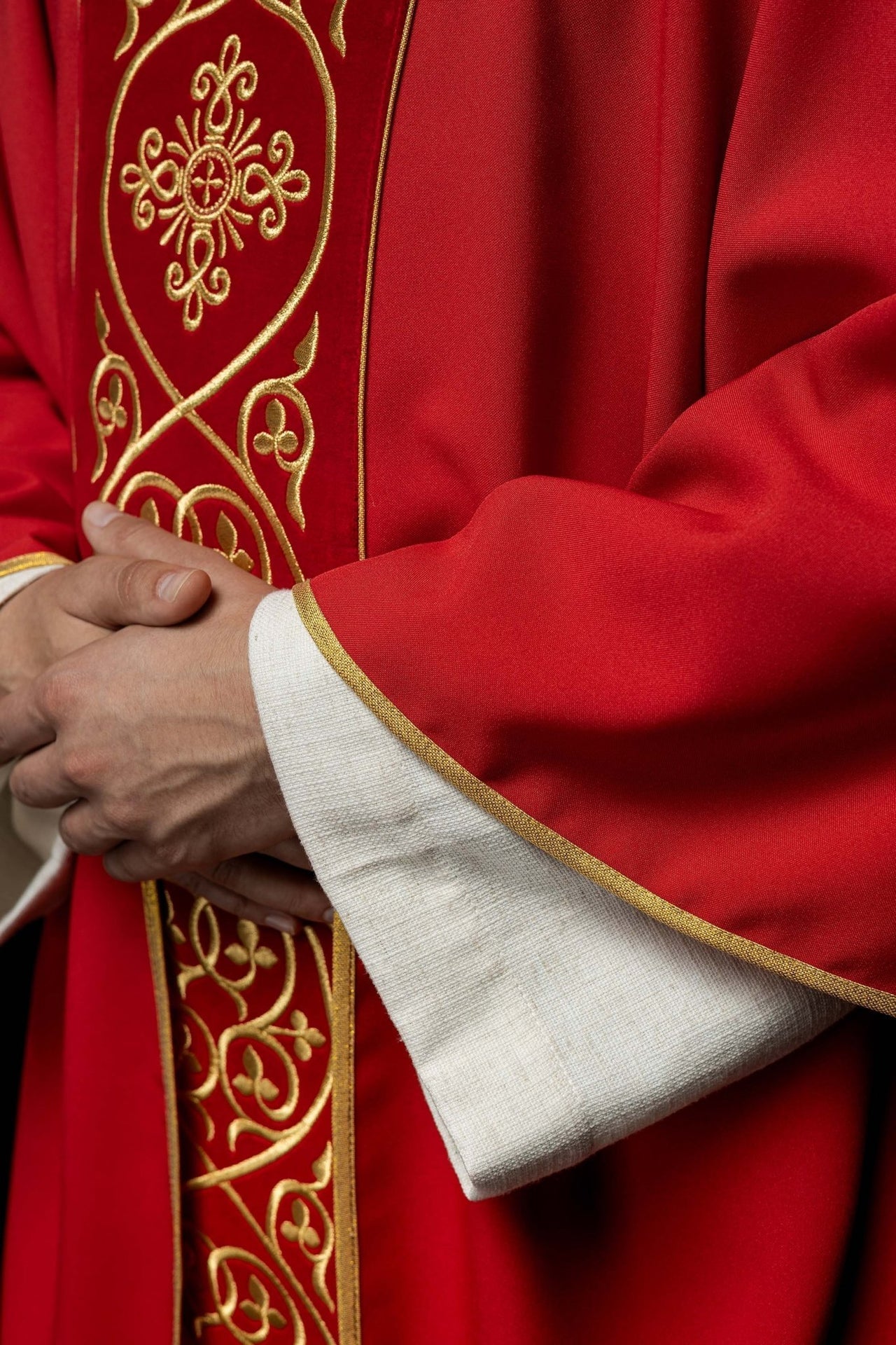 Ornat Liturgiczny Czerwony z Haftem na Aksamicie i Złotą Lamówką - SZATYLITURGICZNE.PL