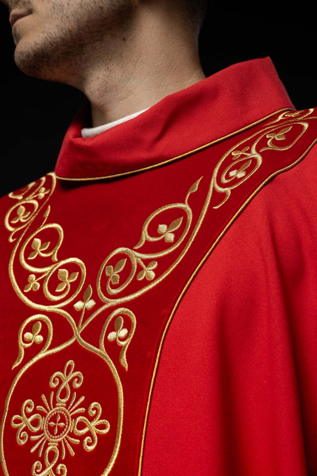 Ornat Liturgiczny Czerwony z Haftem na Aksamicie i Złotą Lamówką - SZATYLITURGICZNE.PL