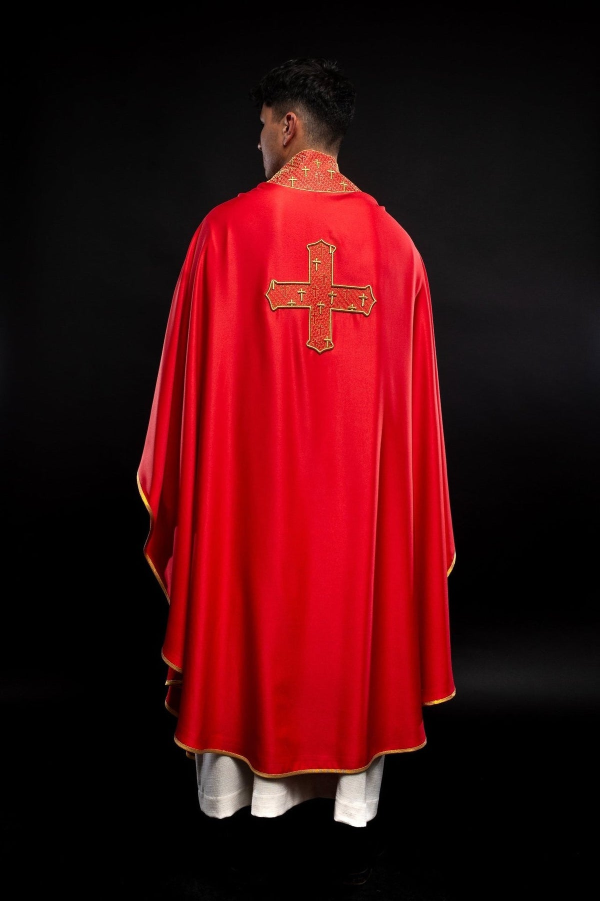 Ornat Liturgiczny Czerwony z Haftowanym Krzyżem - Elegancki Strój Kapłański - SZATYLITURGICZNE.PL
