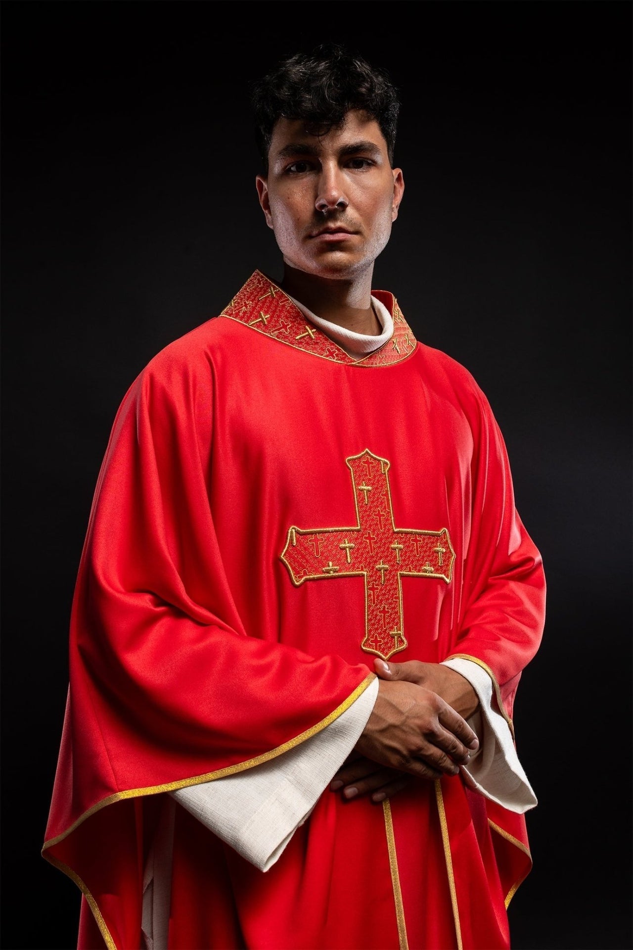 Ornat Liturgiczny Czerwony z Haftowanym Krzyżem - Elegancki Strój Kapłański - SZATYLITURGICZNE.PL
