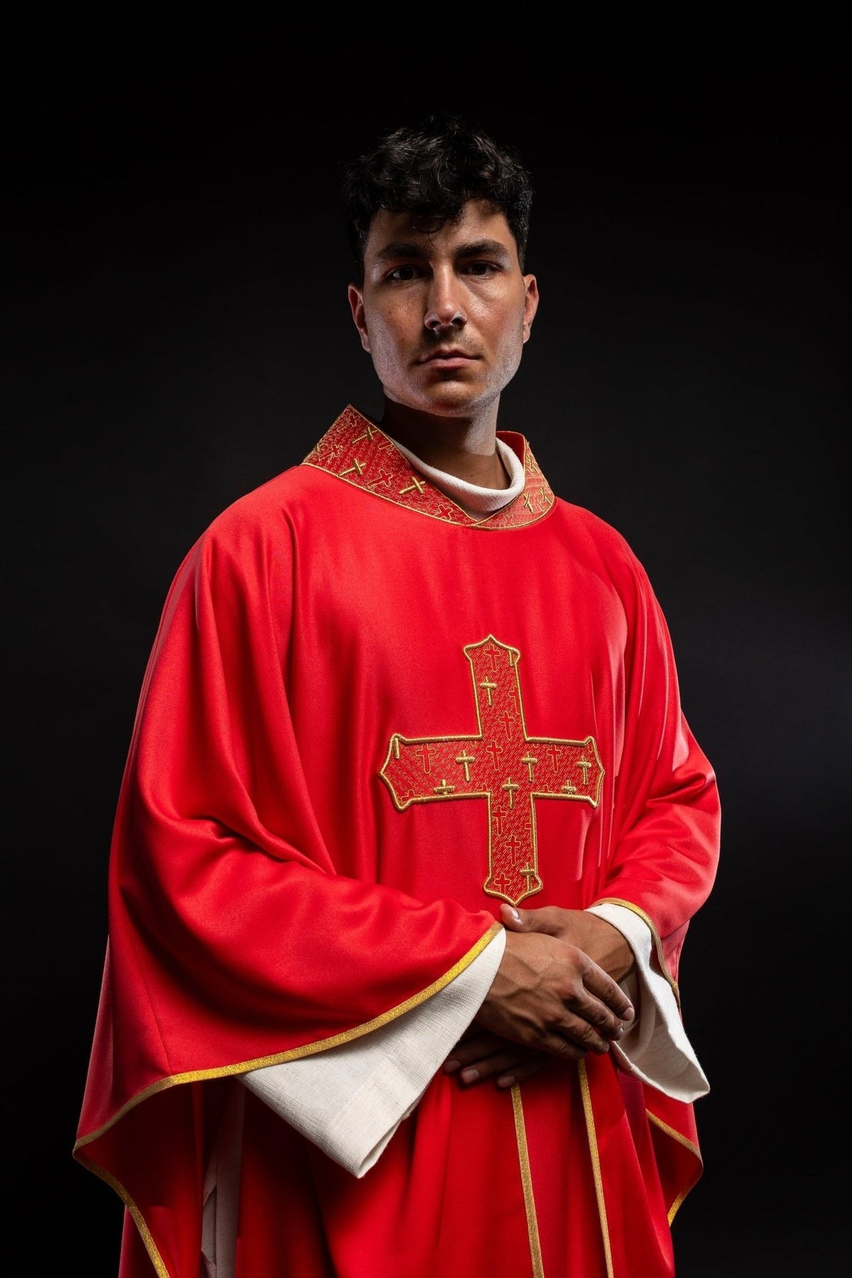 Ornat Liturgiczny Czerwony z Haftowanym Krzyżem - Elegancki Strój Kapłański - SZATYLITURGICZNE.PL