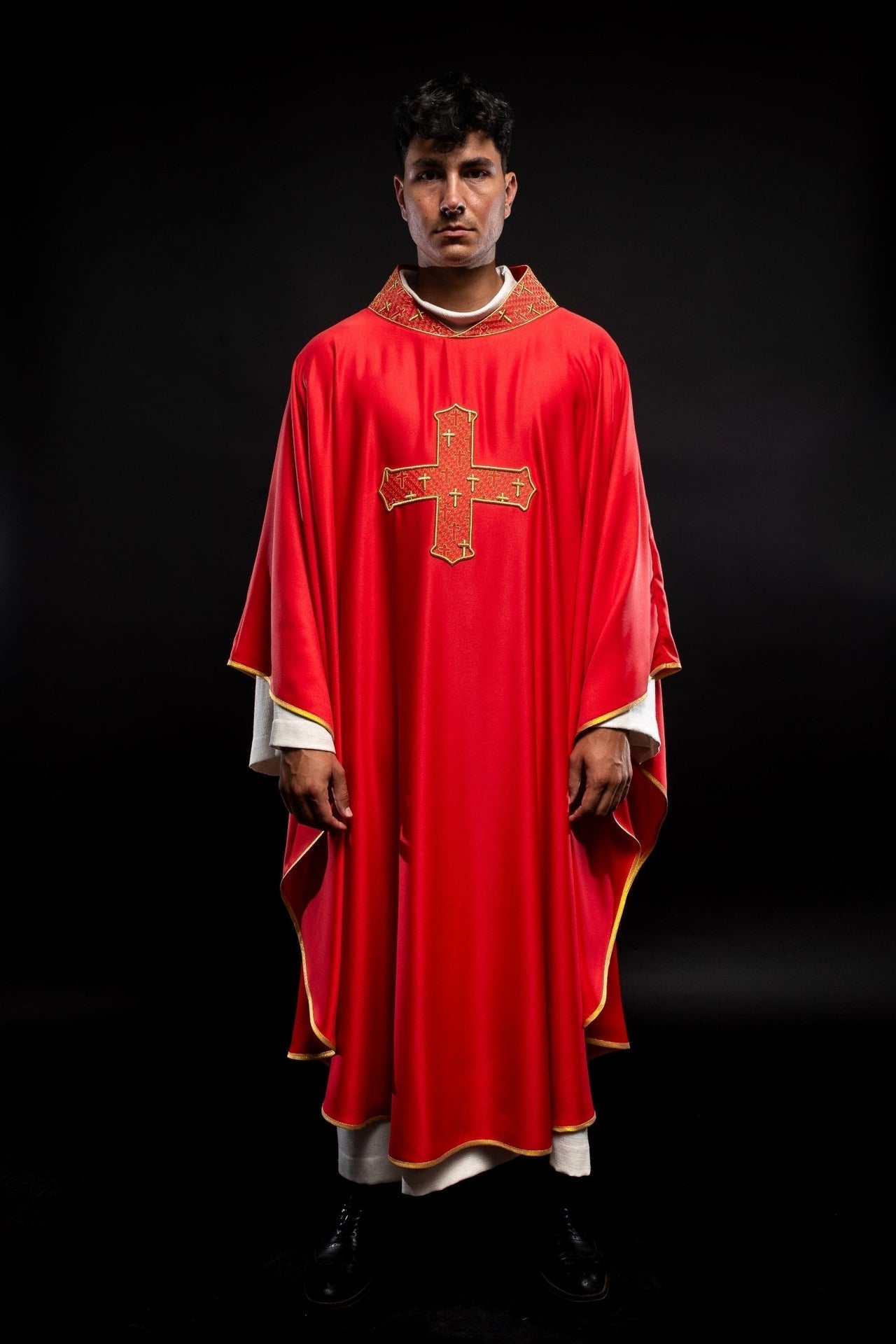 Ornat Liturgiczny Czerwony z Haftowanym Krzyżem - Elegancki Strój Kapłański - SZATYLITURGICZNE.PL