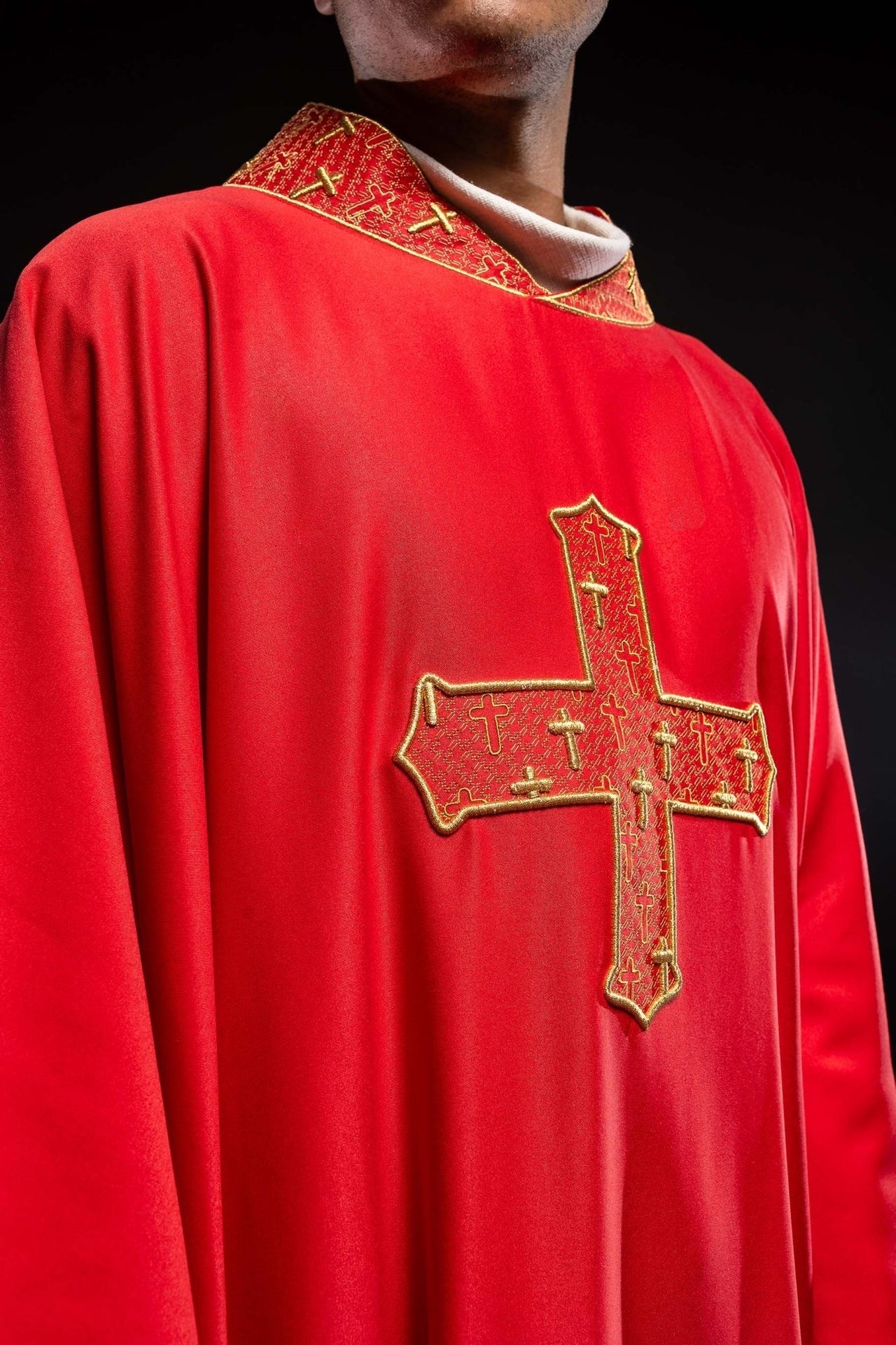 Ornat Liturgiczny Czerwony z Haftowanym Krzyżem - Elegancki Strój Kapłański - SZATYLITURGICZNE.PL