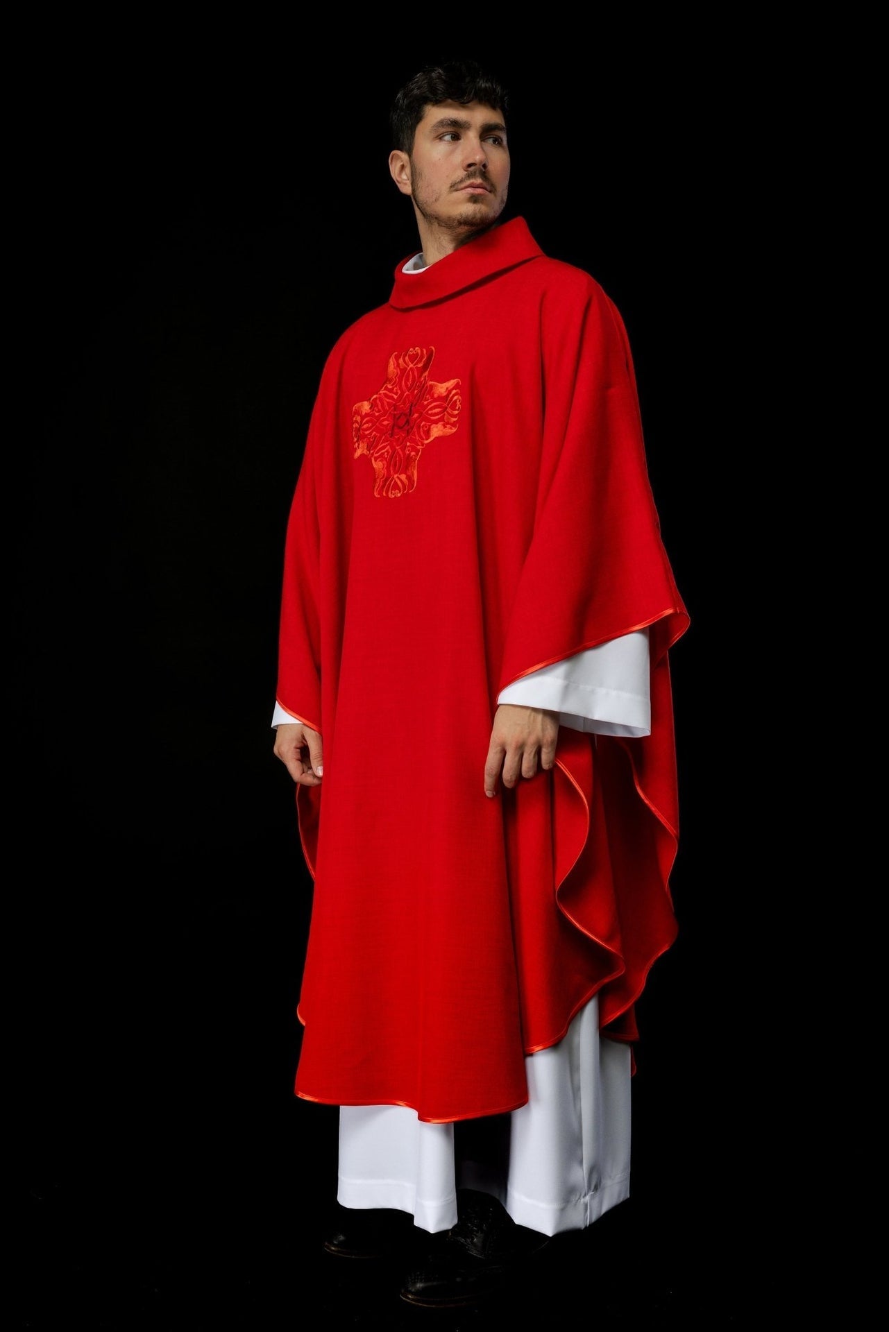 Ornat Liturgiczny Czerwony z Haftowanym Krzyżem i Stułą - SZATYLITURGICZNE.PL