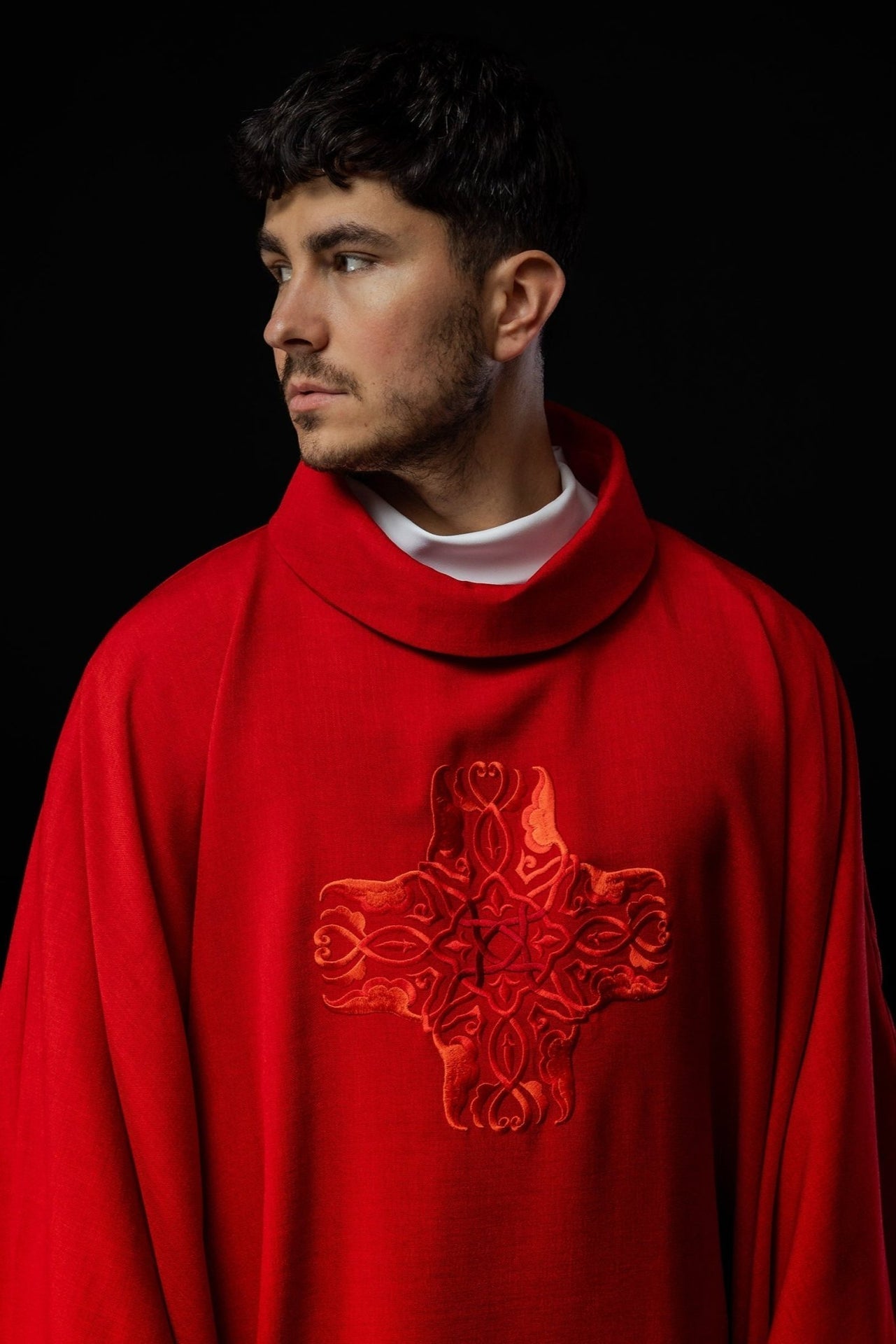 Ornat Liturgiczny Czerwony z Haftowanym Krzyżem i Stułą - SZATYLITURGICZNE.PL