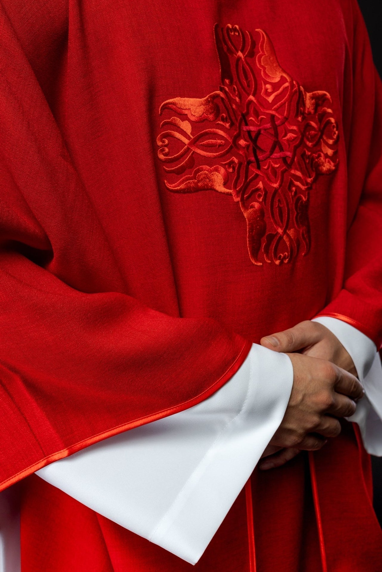 Ornat Liturgiczny Czerwony z Haftowanym Krzyżem i Stułą - SZATYLITURGICZNE.PL