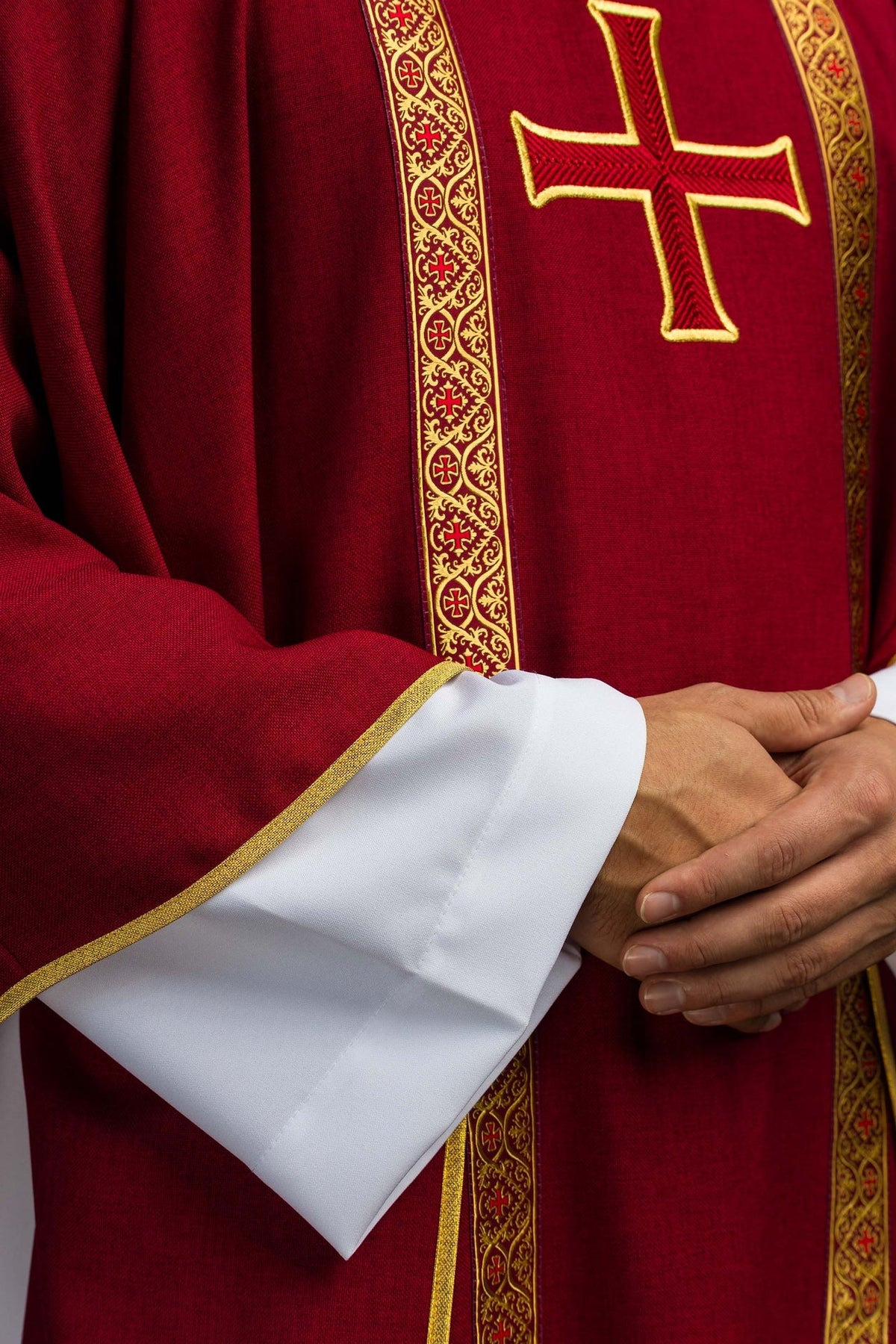 Ornat liturgiczny czerwony z haftowanym krzyżem i taśmami żakardowymi - SZATYLITURGICZNE.PL