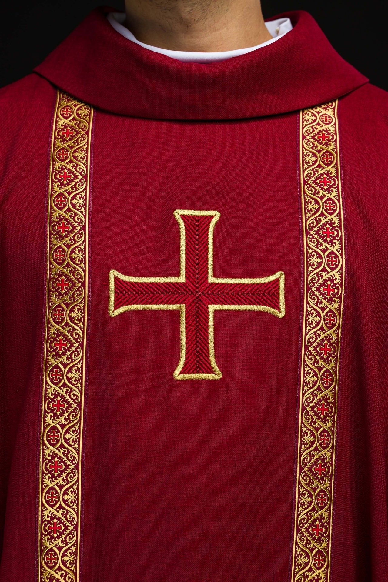 Ornat liturgiczny czerwony z haftowanym krzyżem i taśmami żakardowymi - SZATYLITURGICZNE.PL