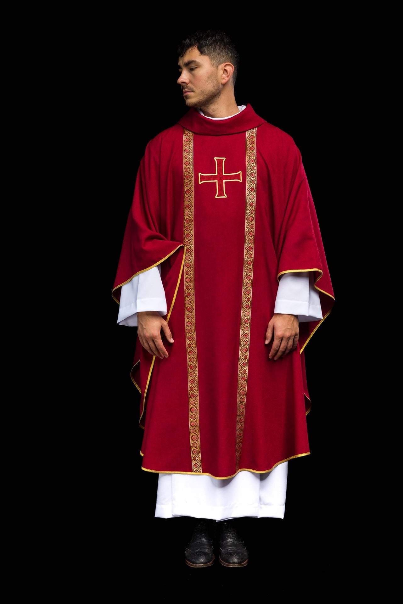 Ornat liturgiczny czerwony z haftowanym krzyżem i taśmami żakardowymi - SZATYLITURGICZNE.PL