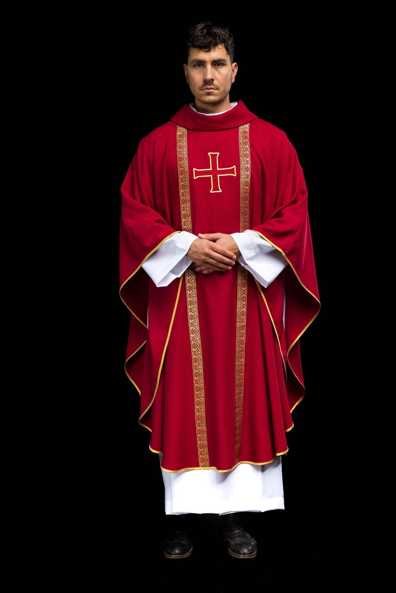 Ornat liturgiczny czerwony z haftowanym krzyżem i taśmami żakardowymi - SZATYLITURGICZNE.PL