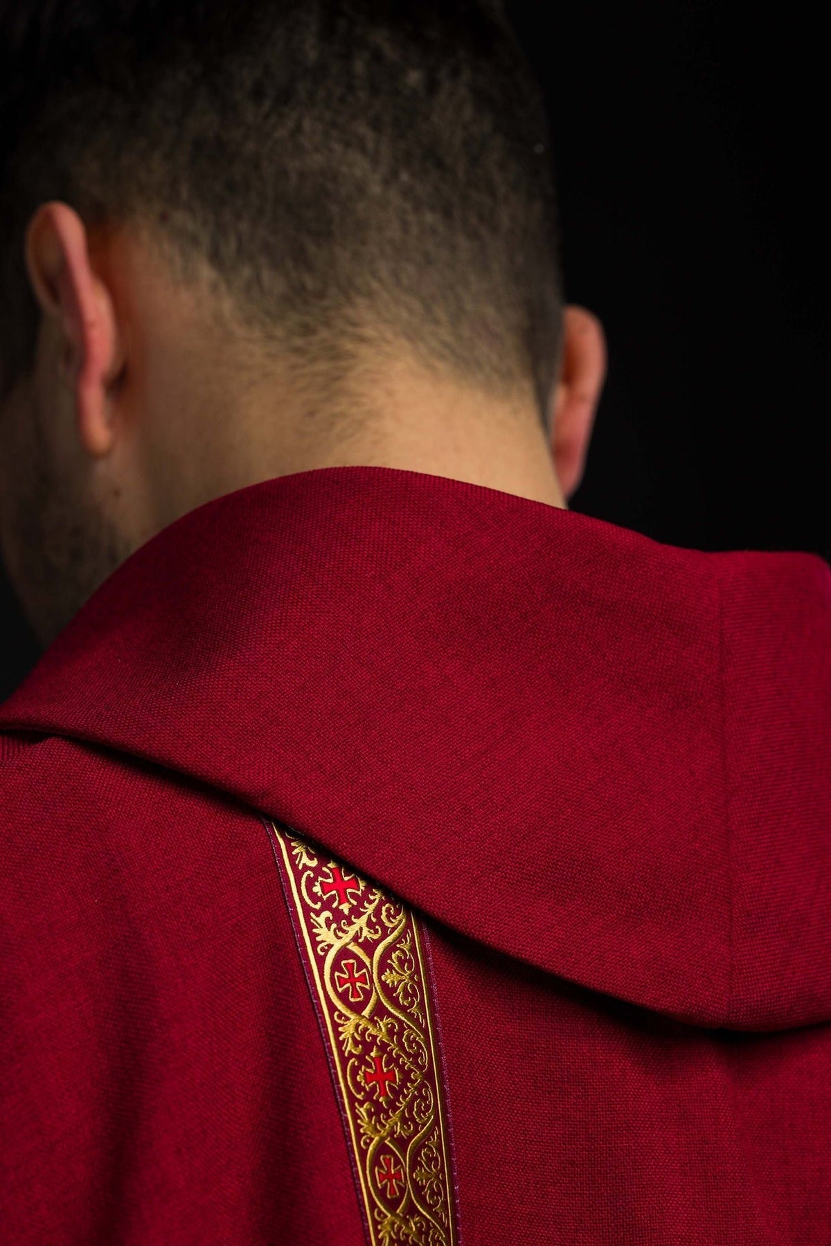 Ornat liturgiczny czerwony z haftowanym krzyżem i taśmami żakardowymi - SZATYLITURGICZNE.PL