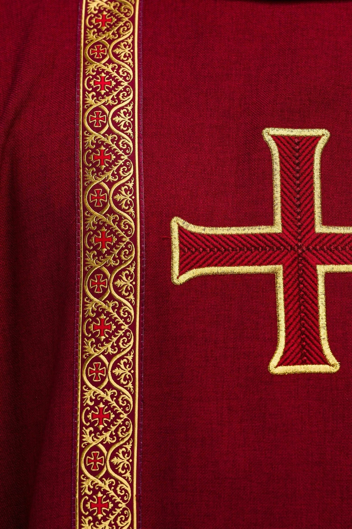 Ornat liturgiczny czerwony z haftowanym krzyżem i taśmami żakardowymi - SZATYLITURGICZNE.PL