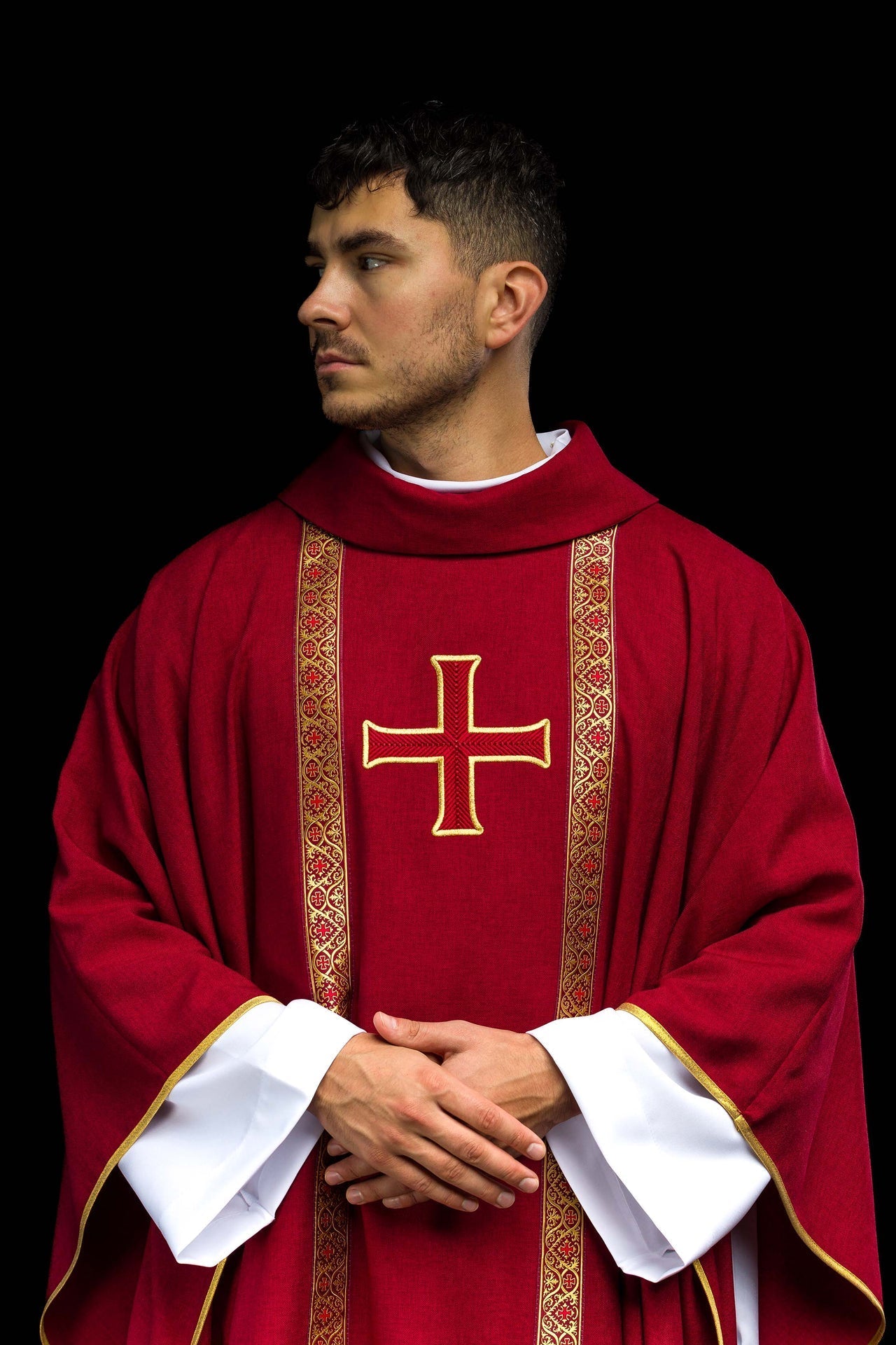 Ornat liturgiczny czerwony z haftowanym krzyżem i taśmami żakardowymi - SZATYLITURGICZNE.PL