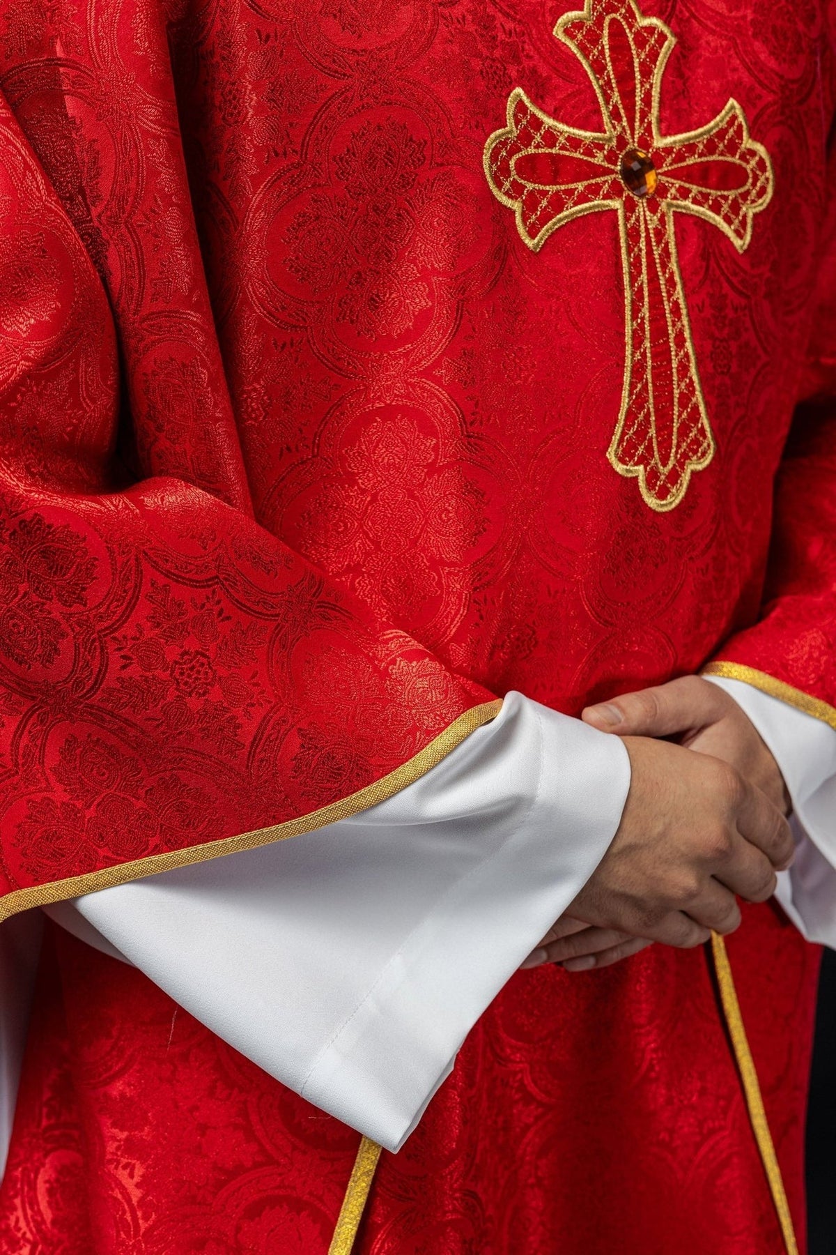 Ornat Liturgiczny Czerwony z Haftowanym Krzyżem i Złotą Lamówką - SZATYLITURGICZNE.PL
