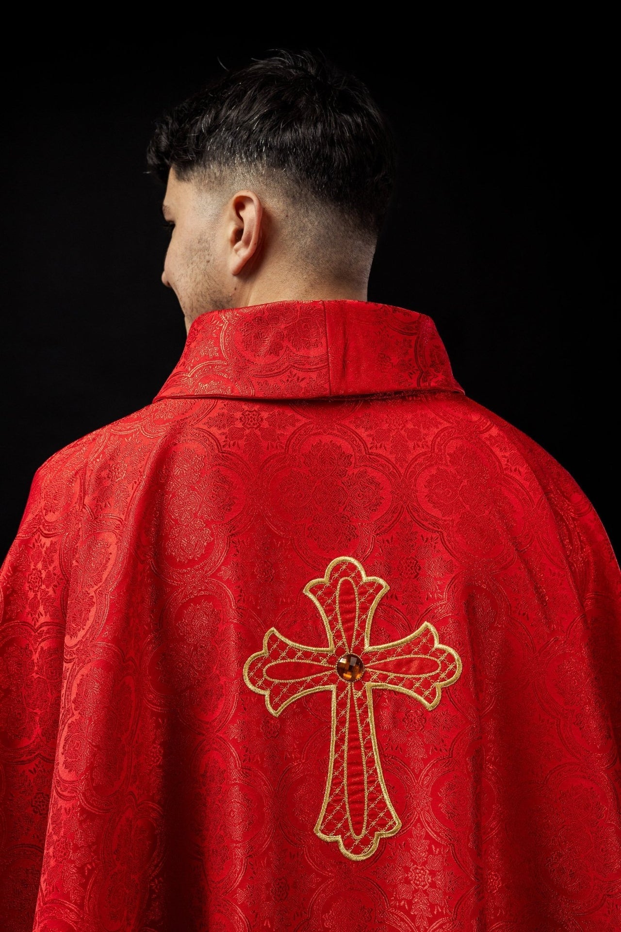 Ornat Liturgiczny Czerwony z Haftowanym Krzyżem i Złotą Lamówką - SZATYLITURGICZNE.PL