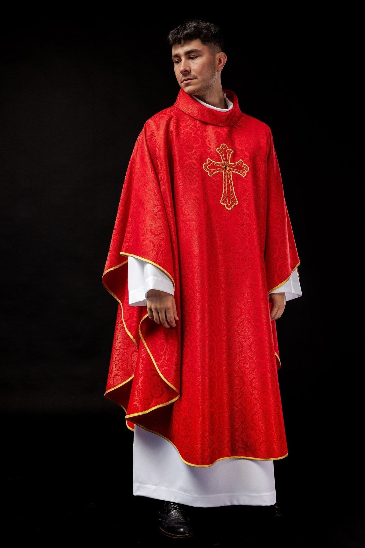 Ornat Liturgiczny Czerwony z Haftowanym Krzyżem i Złotą Lamówką - SZATYLITURGICZNE.PL