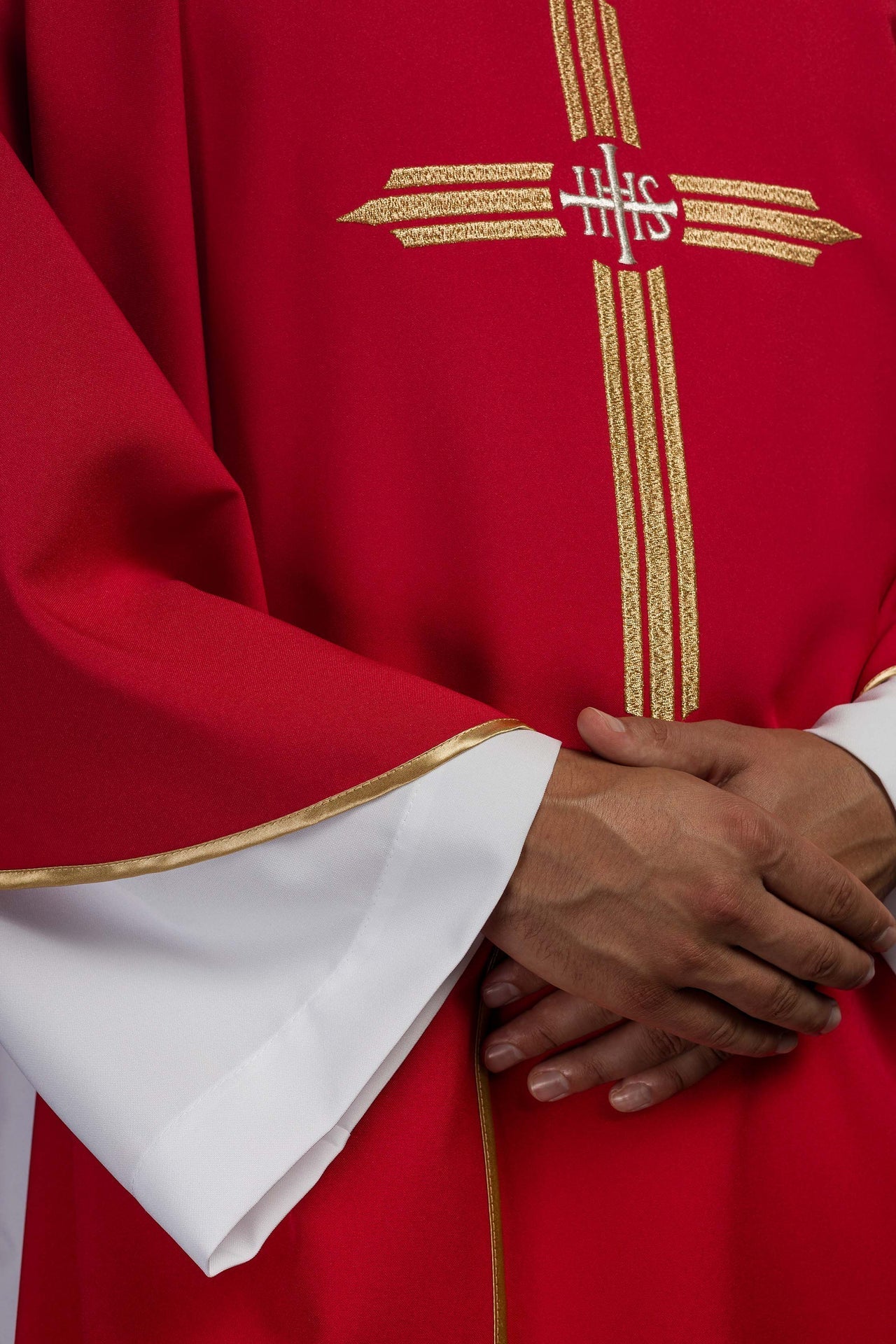 Ornat Liturgiczny Czerwony z Haftowanym Krzyżem IHS - Polski Producent - SZATYLITURGICZNE.PL