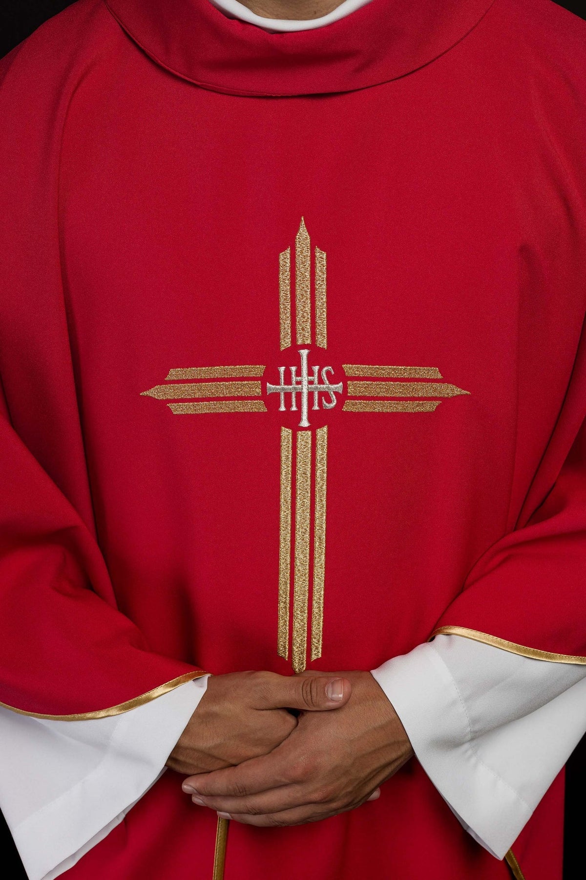 Ornat Liturgiczny Czerwony z Haftowanym Krzyżem IHS - Polski Producent - SZATYLITURGICZNE.PL