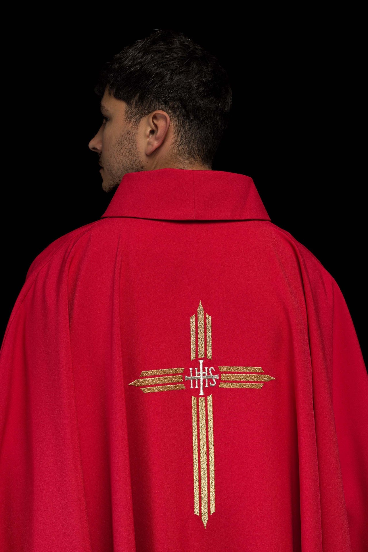 Ornat Liturgiczny Czerwony z Haftowanym Krzyżem IHS - Polski Producent - SZATYLITURGICZNE.PL