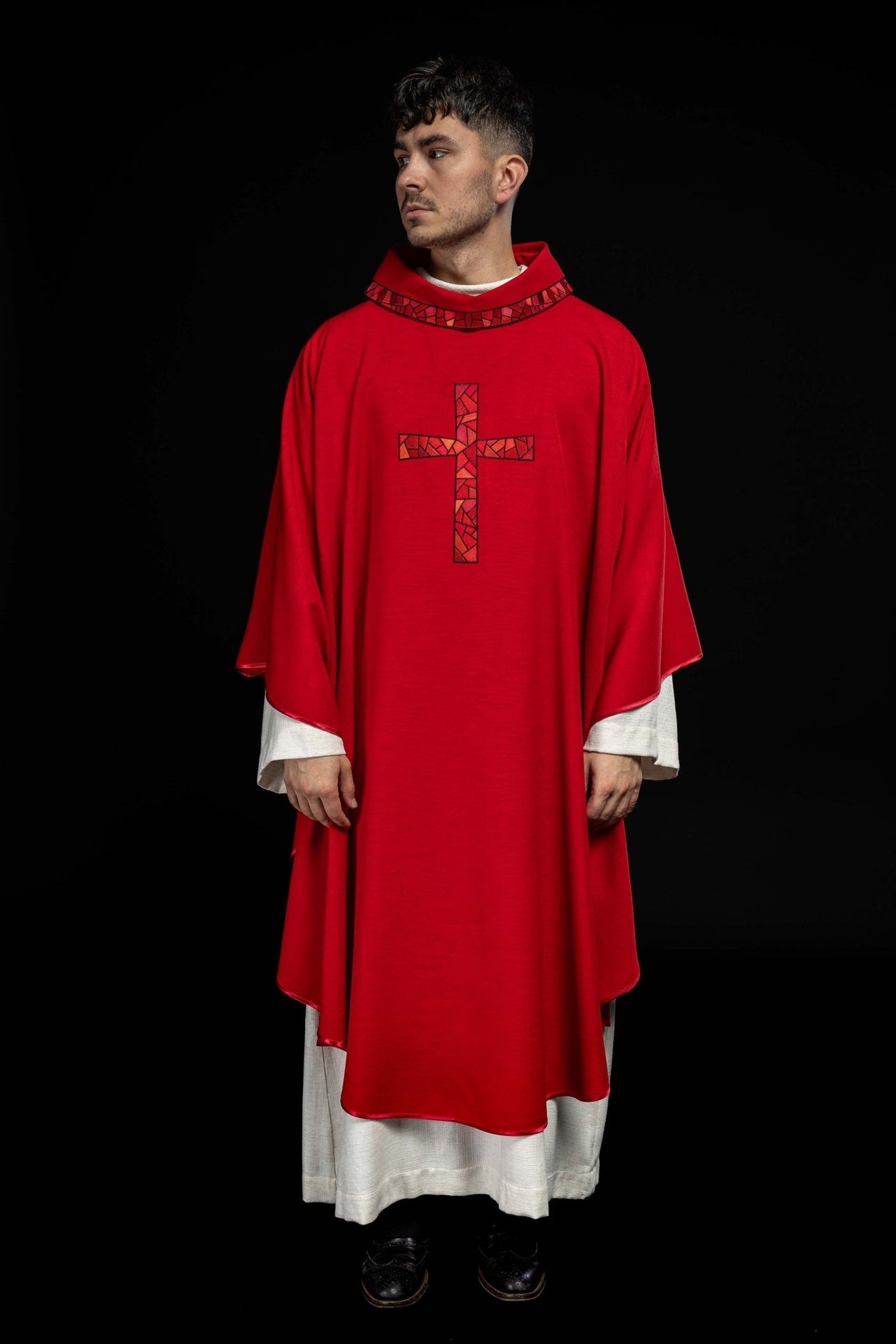 Ornat Liturgiczny Czerwony z Haftowanym Krzyżem Mozaikowym - SZATYLITURGICZNE.PL