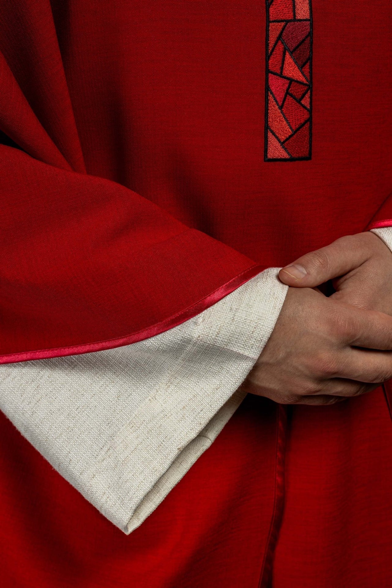 Ornat Liturgiczny Czerwony z Haftowanym Krzyżem Mozaikowym - SZATYLITURGICZNE.PL